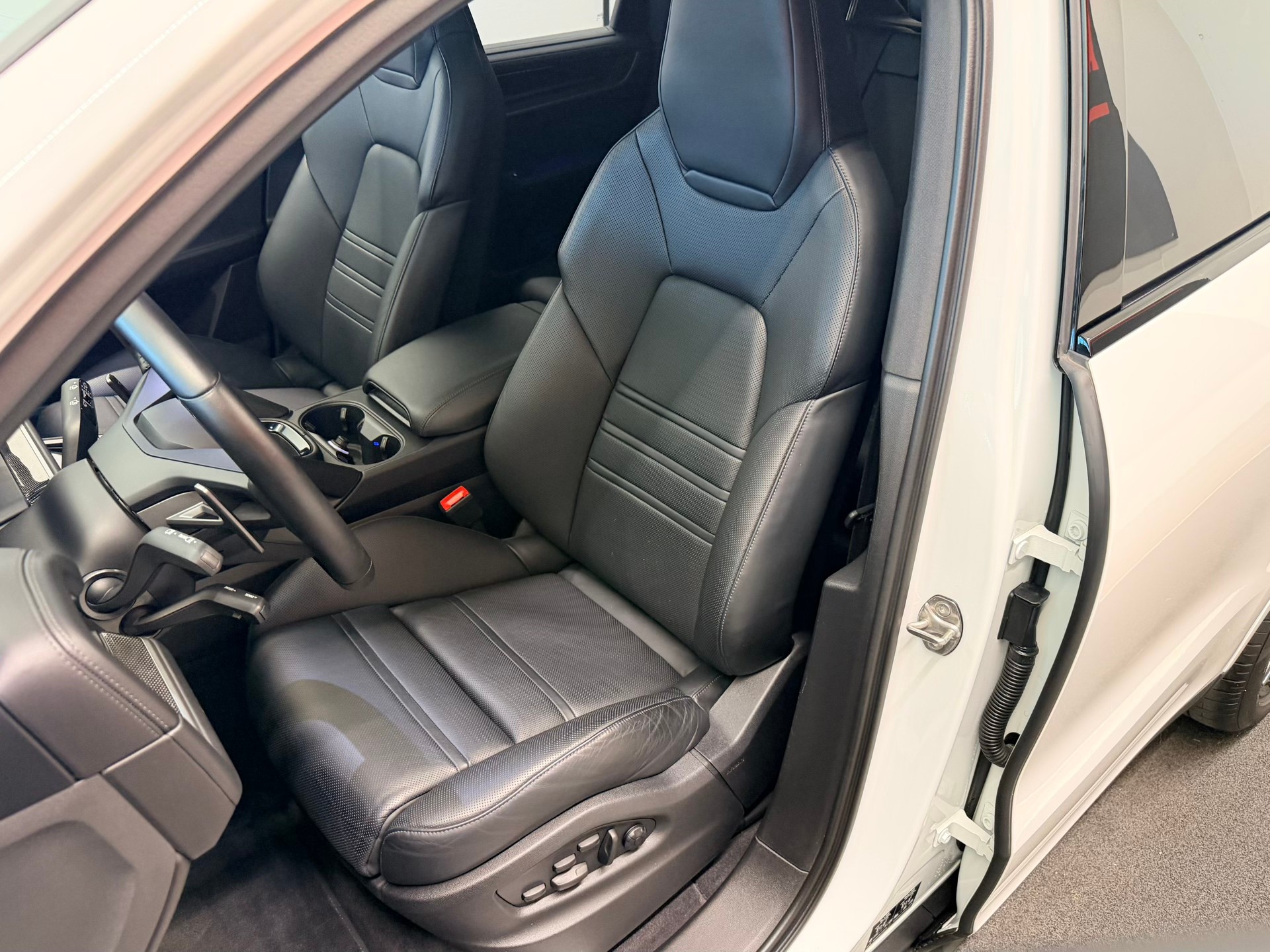 PORSCHE Cayenne S Tiptronic-image-16