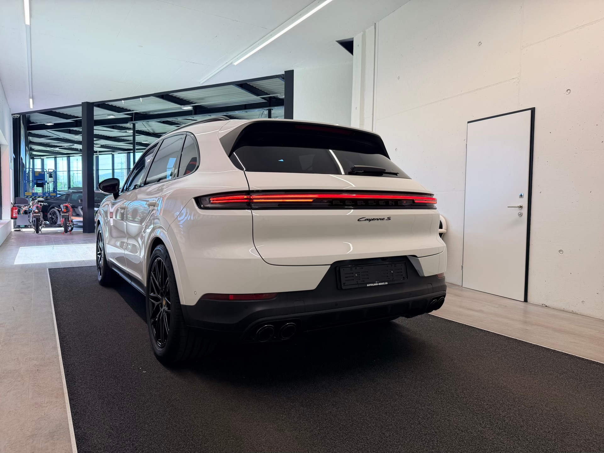 PORSCHE Cayenne S Tiptronic-image-8
