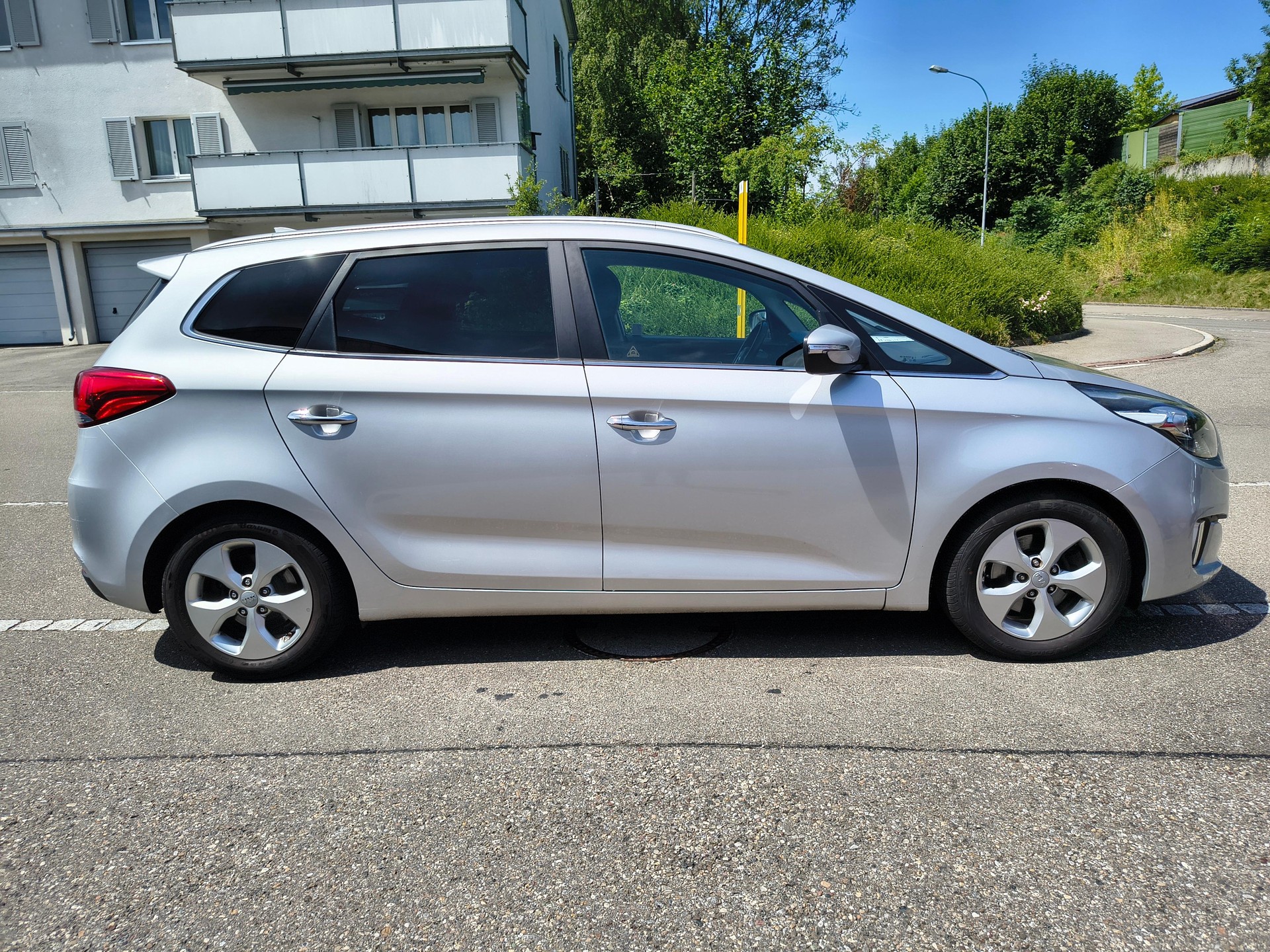 KIA Carens 1.7 CRDi Swiss Eco Edition-image-3