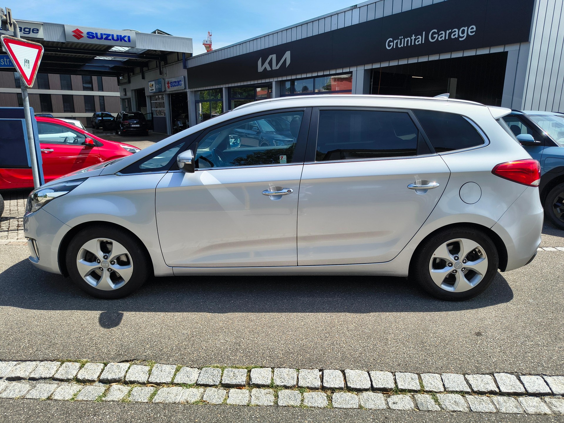 KIA Carens 1.7 CRDi Swiss Eco Edition-image-1