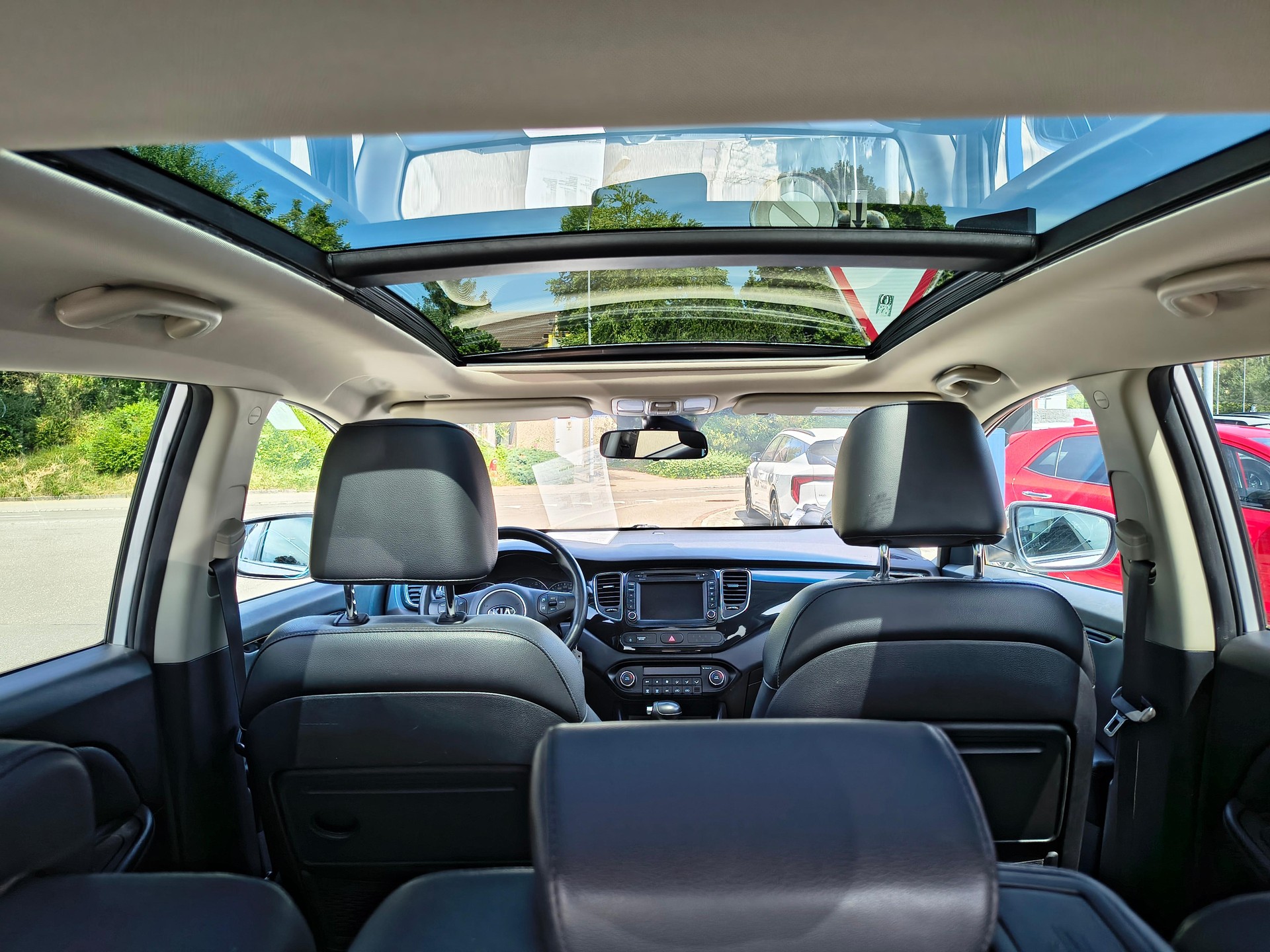 KIA Carens 1.7 CRDi Swiss Eco Edition-image-8