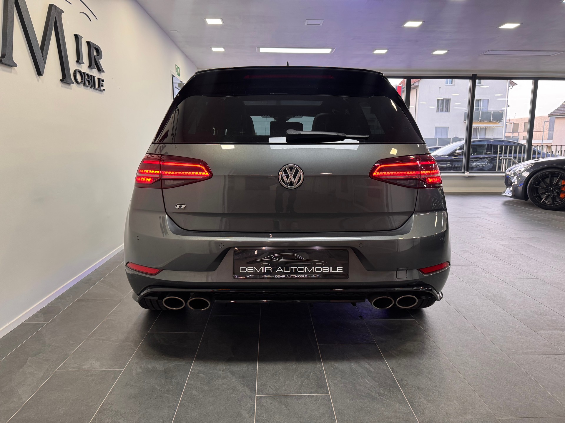 VW Golf 2.0 TSI R 4Motion DSG *Panorama / R-Performance Paket / Leder Vienna / LED / Virtual Cockpit*-image-4
