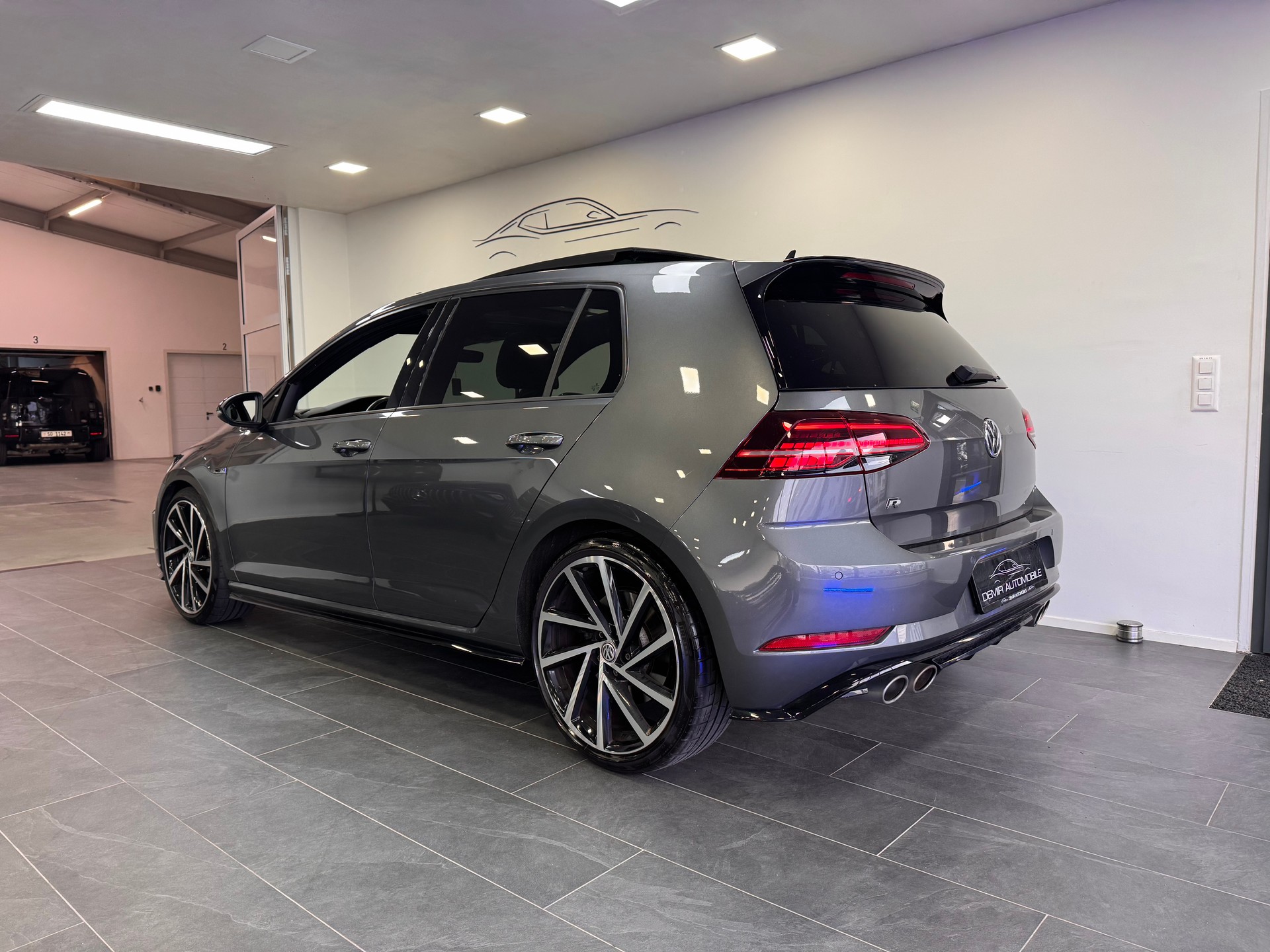 VW Golf 2.0 TSI R 4Motion DSG *Panorama / R-Performance Paket / Leder Vienna / LED / Virtual Cockpit*-image-5