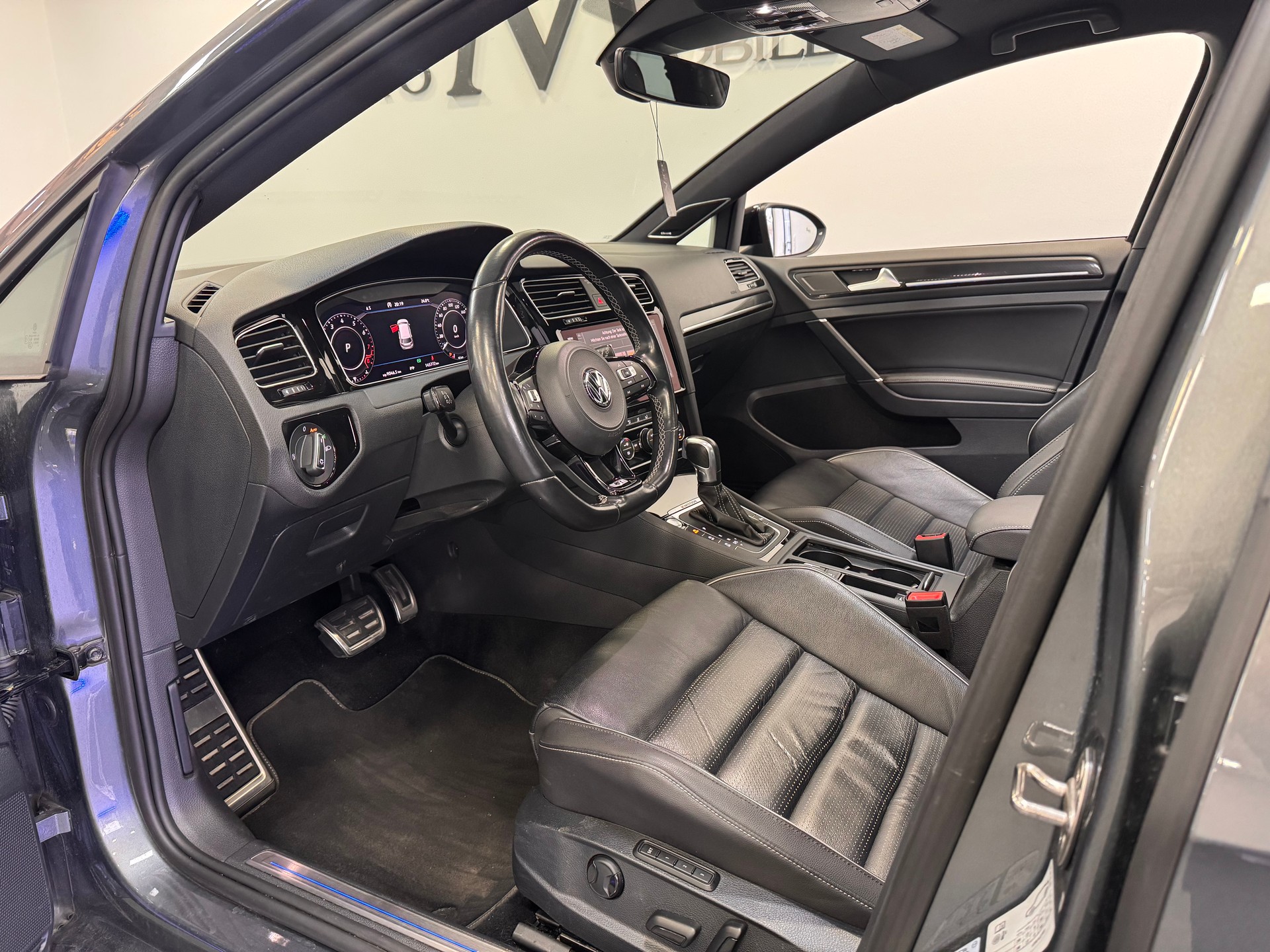 VW Golf 2.0 TSI R 4Motion DSG *Panorama / R-Performance Paket / Leder Vienna / LED / Virtual Cockpit*-image-6