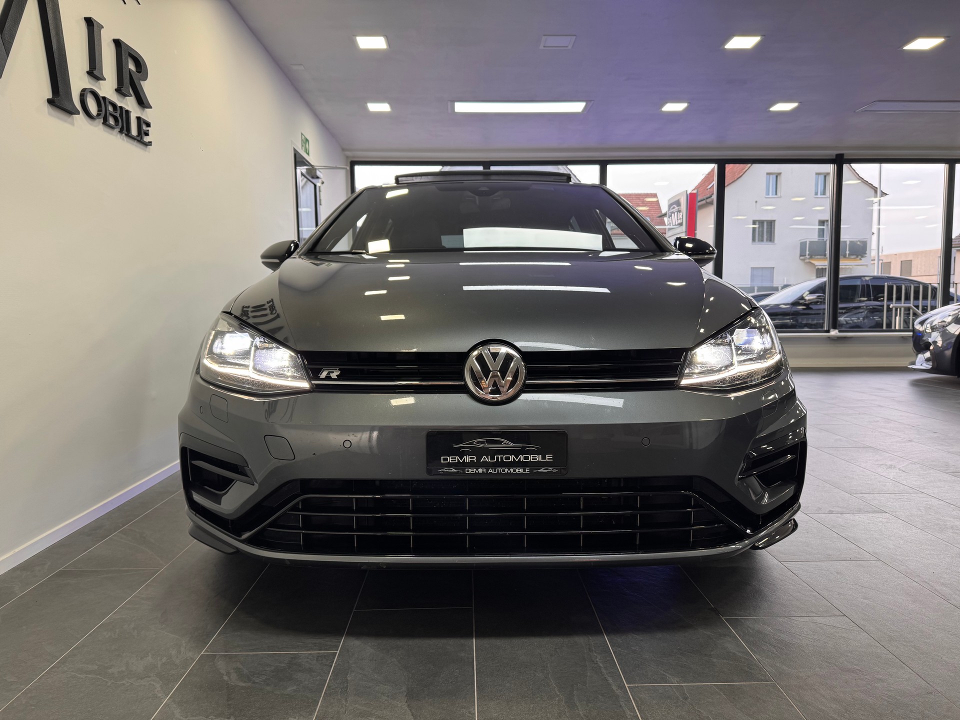VW Golf 2.0 TSI R 4Motion DSG *Panorama / R-Performance Paket / Leder Vienna / LED / Virtual Cockpit*-image-1
