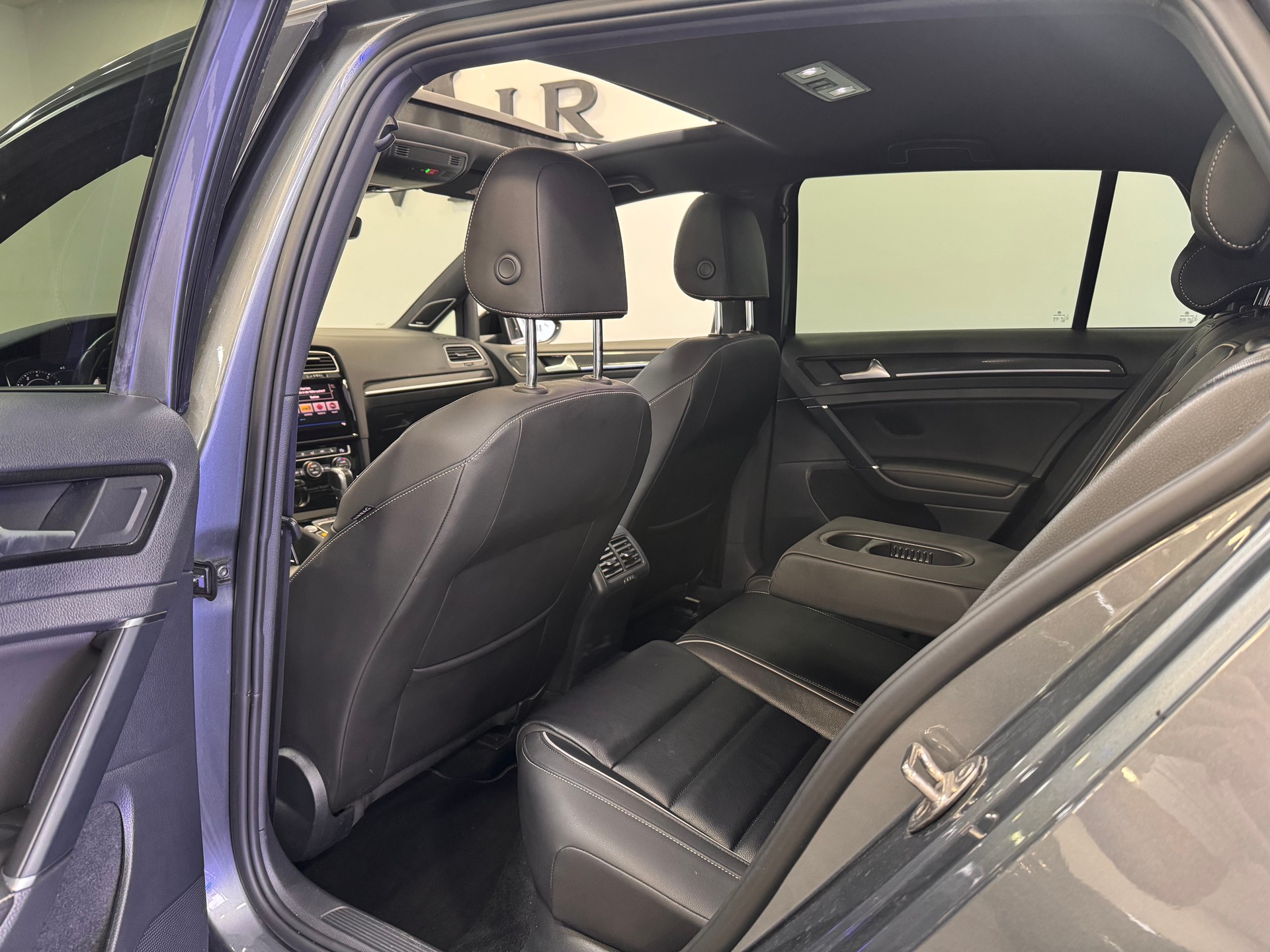 VW Golf 2.0 TSI R 4Motion DSG *Panorama / R-Performance Paket / Leder Vienna / LED / Virtual Cockpit*-image-8