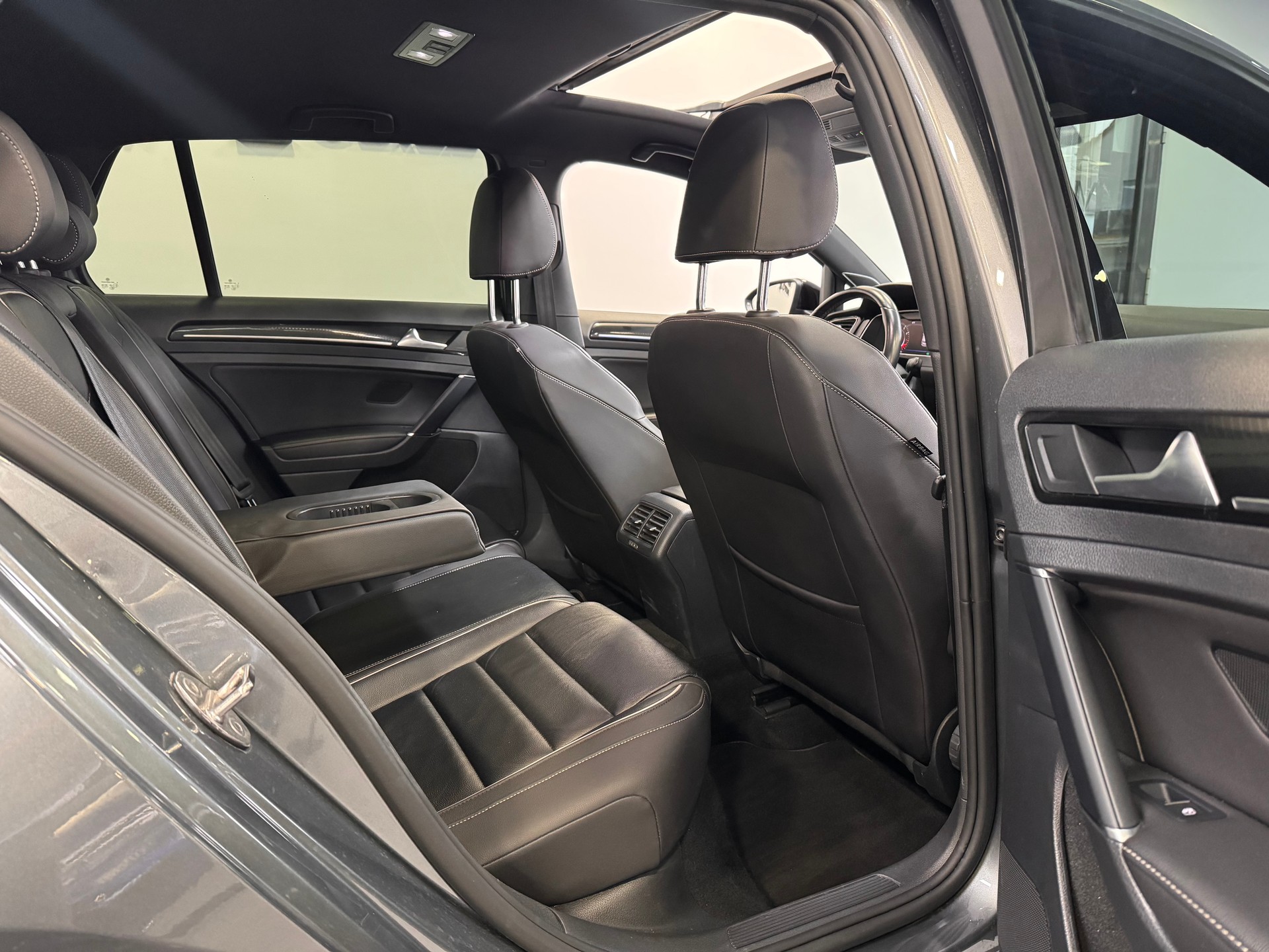 VW Golf 2.0 TSI R 4Motion DSG *Panorama / R-Performance Paket / Leder Vienna / LED / Virtual Cockpit*-image-9