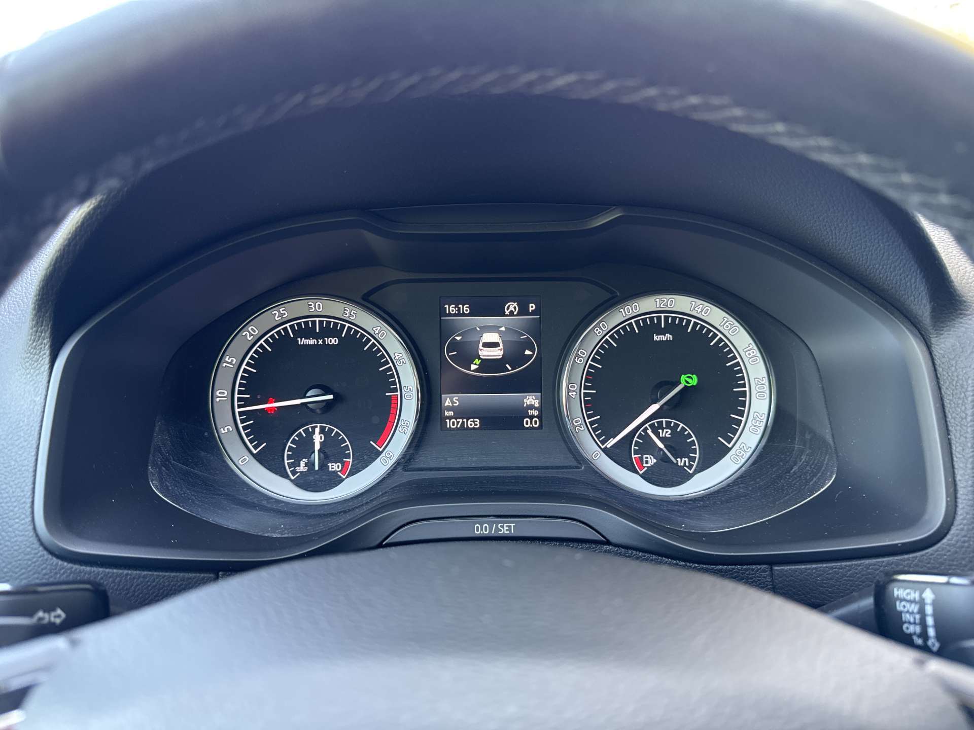 SKODA Karoq 2.0 TDi CR Ambition 4x4 DSG-Automat-image-11