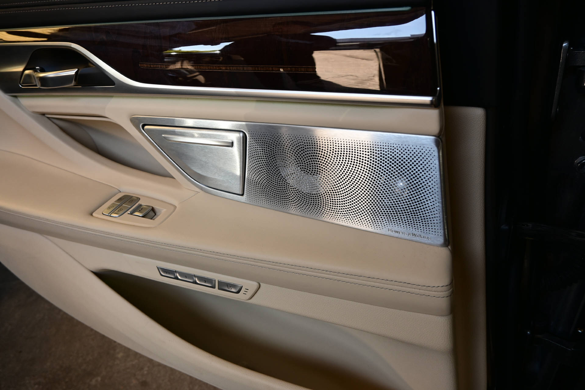 BMW 750Li xDrive *Individual*Executive Lounge-image-14