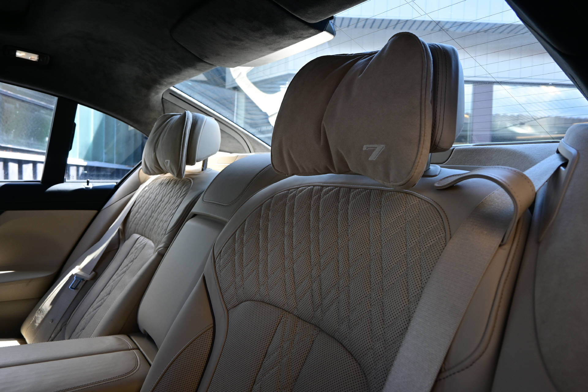 BMW 750Li xDrive *Individual*Executive Lounge-image-23