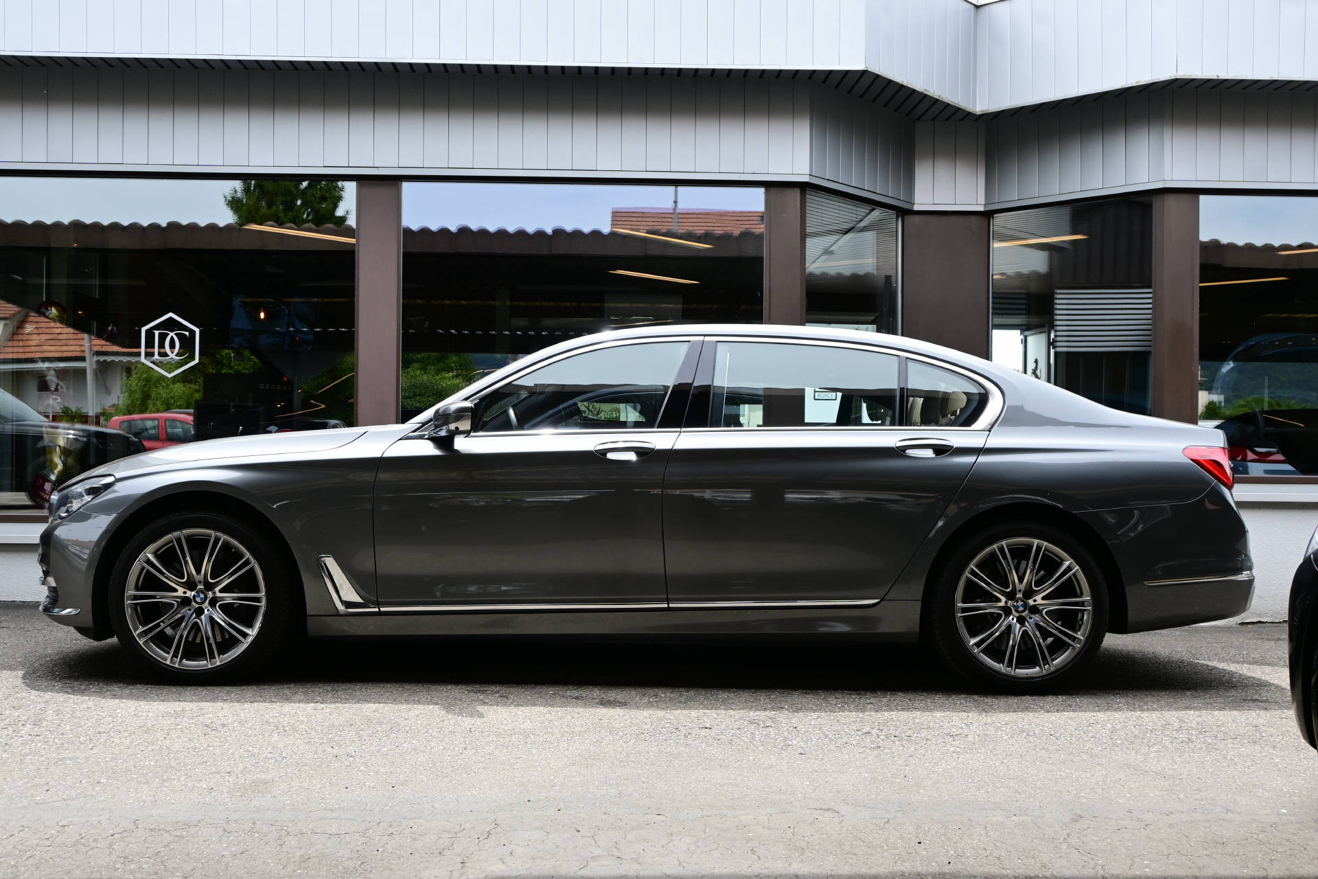 BMW 750Li xDrive *Individual*Executive Lounge-showroom-element-2