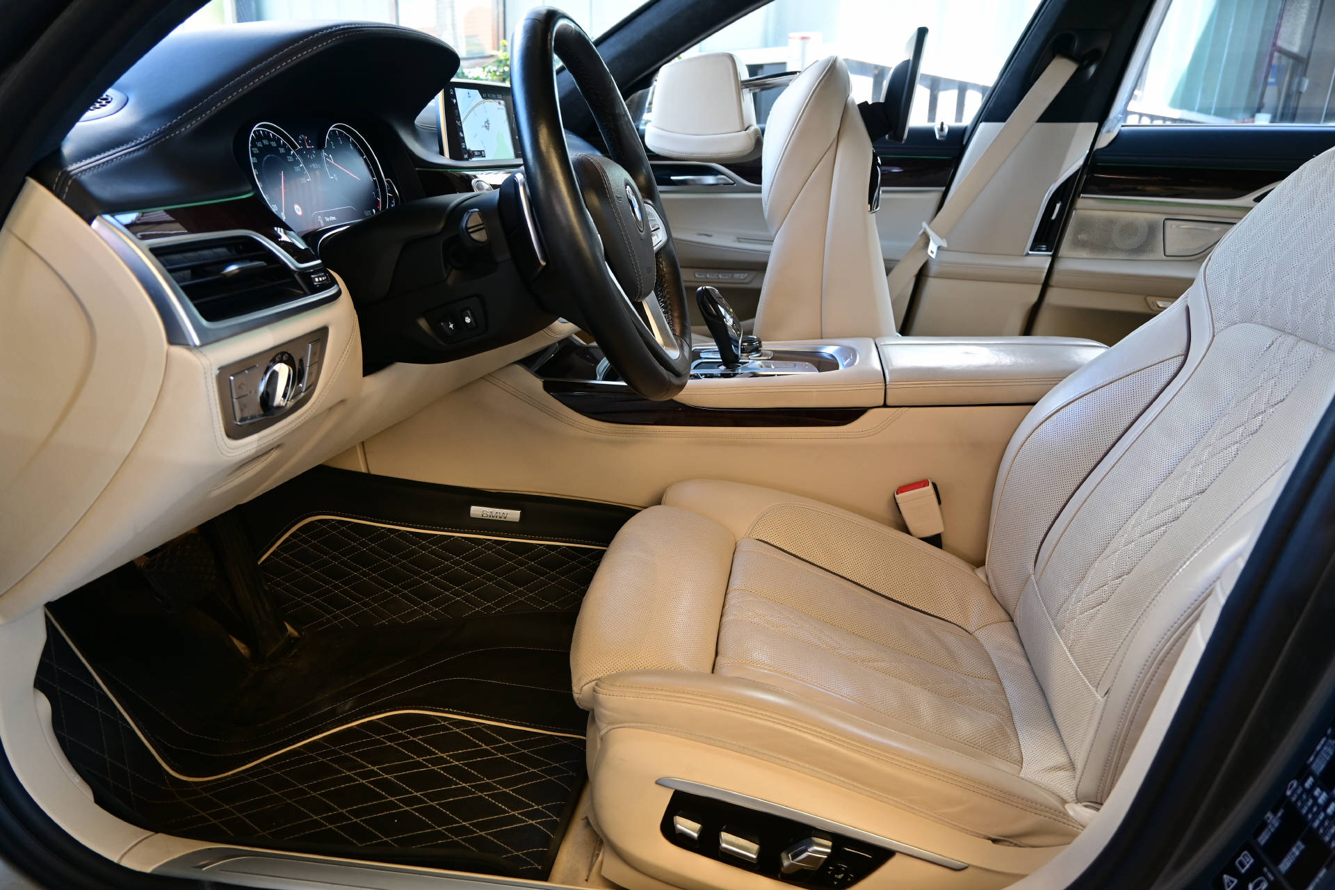 BMW 750Li xDrive *Individual*Executive Lounge-image-5