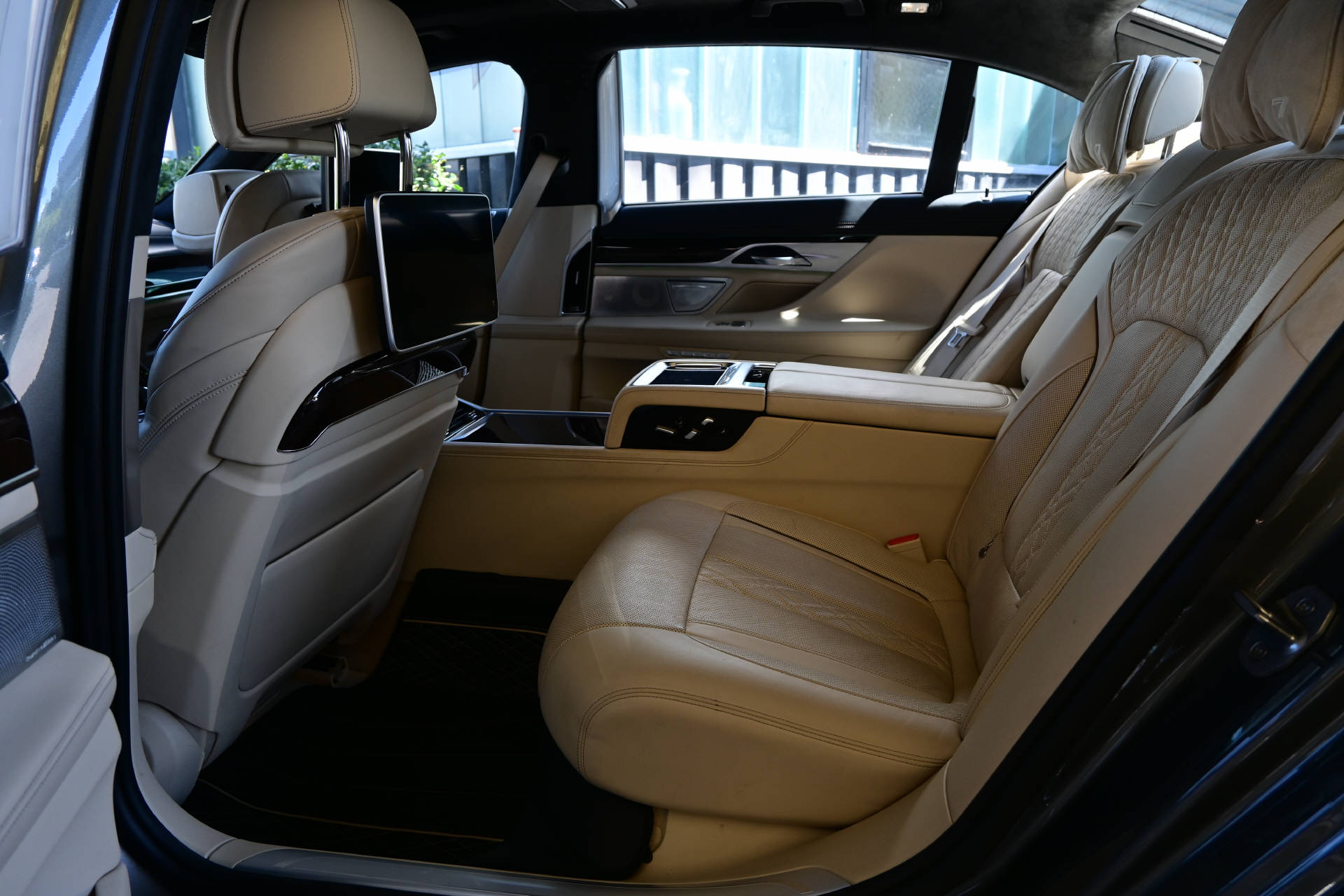 BMW 750Li xDrive *Individual*Executive Lounge-image-25