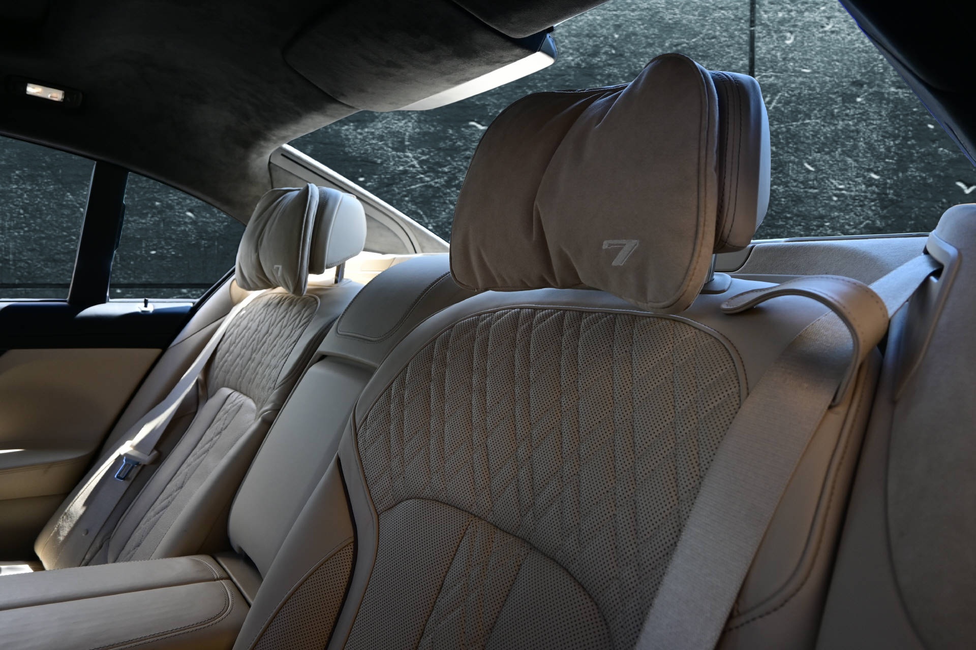 BMW 750Li xDrive *Individual*Executive Lounge-image-23