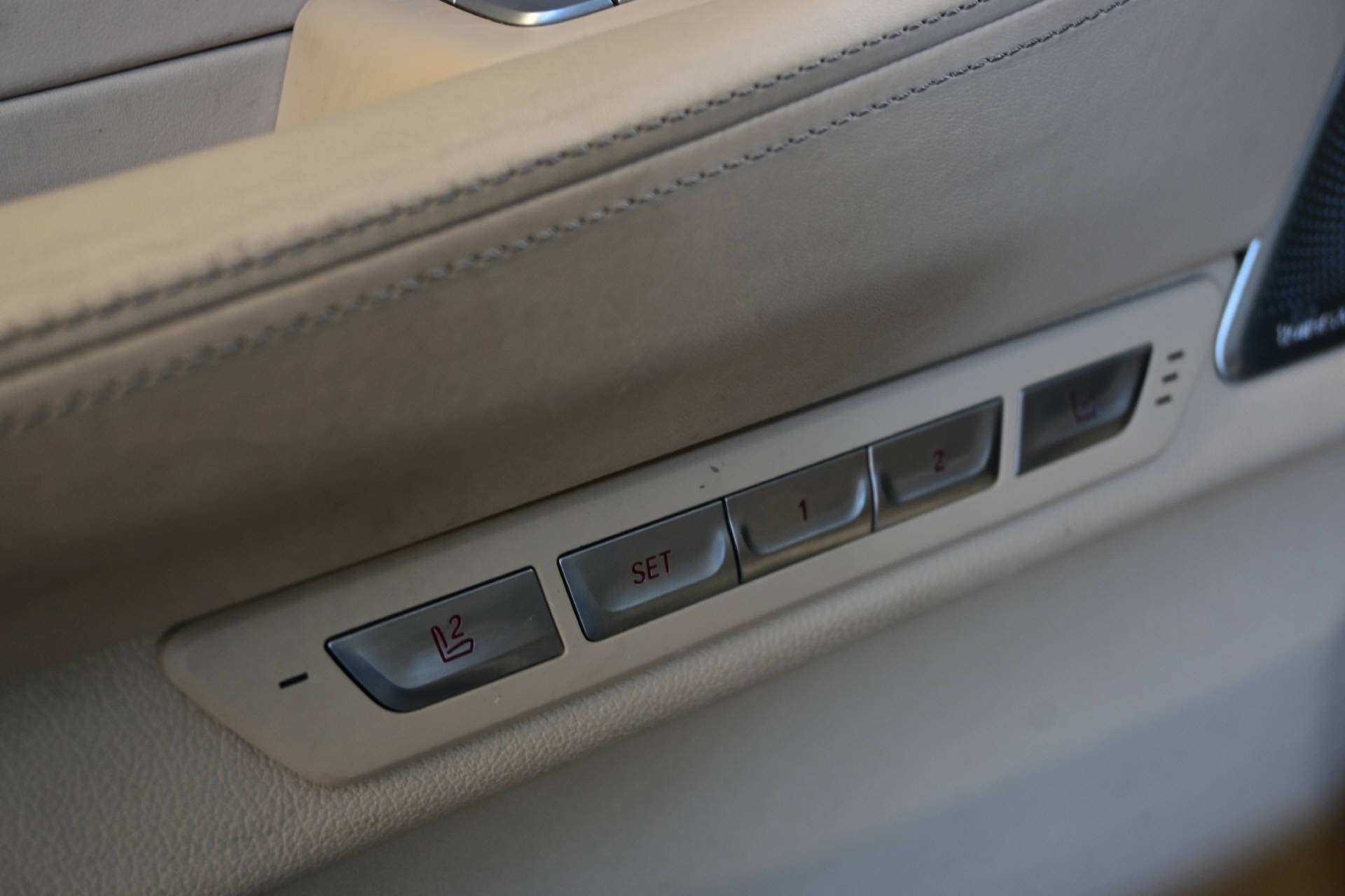 BMW 750Li xDrive *Individual*Executive Lounge-image-15