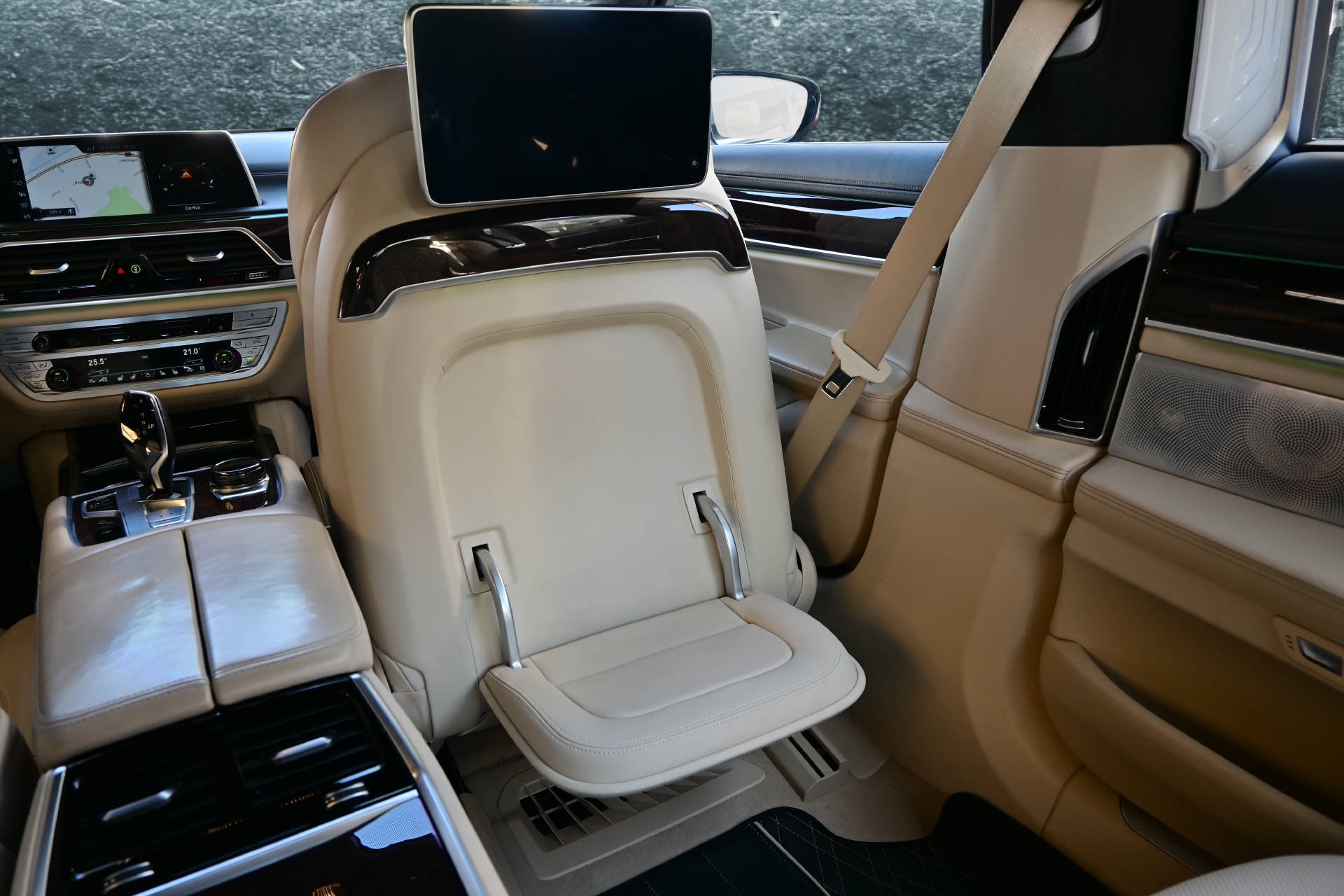 BMW 750Li xDrive *Individual*Executive Lounge-image-22