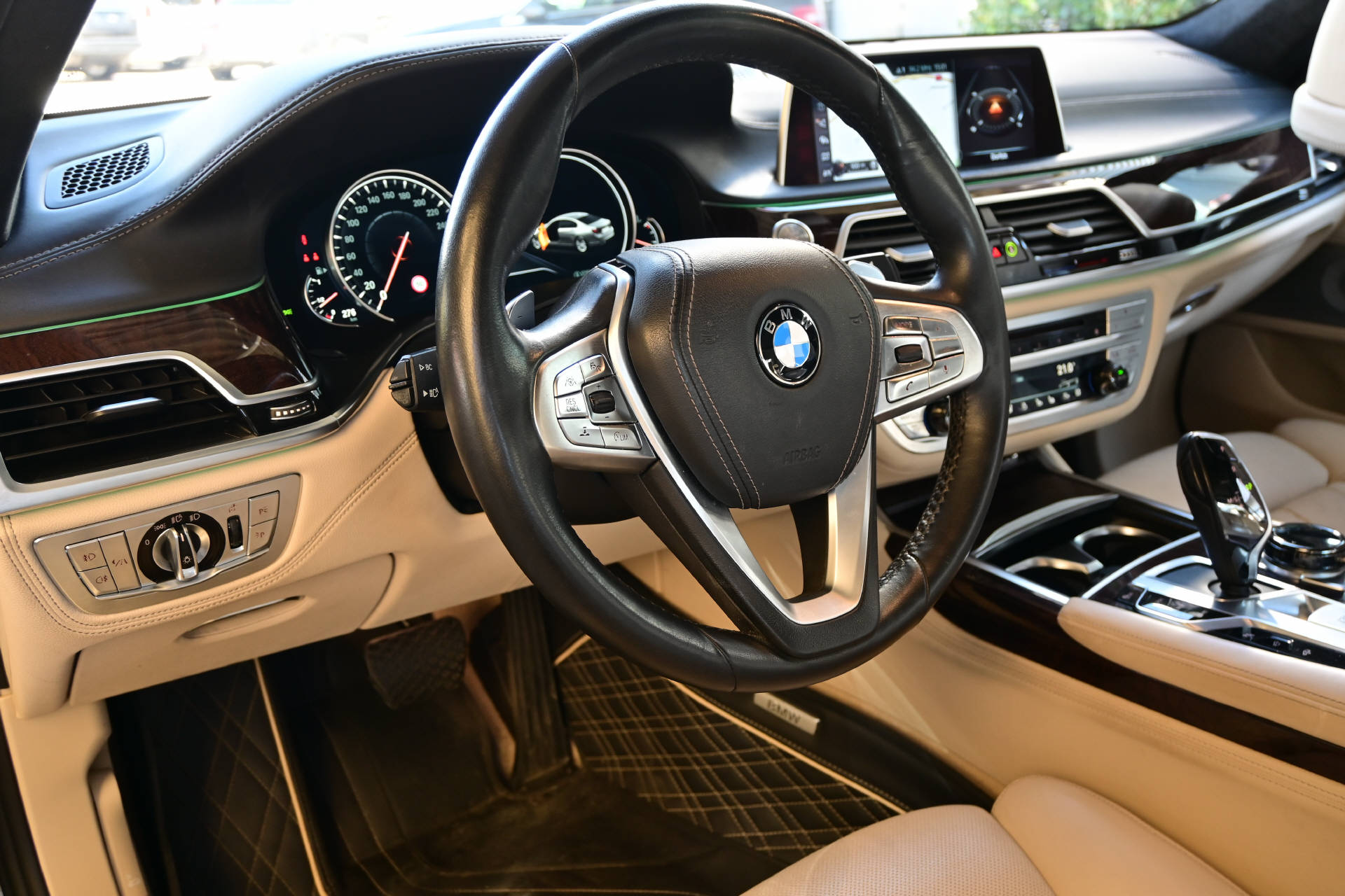 BMW 750Li xDrive *Individual*Executive Lounge-image-4