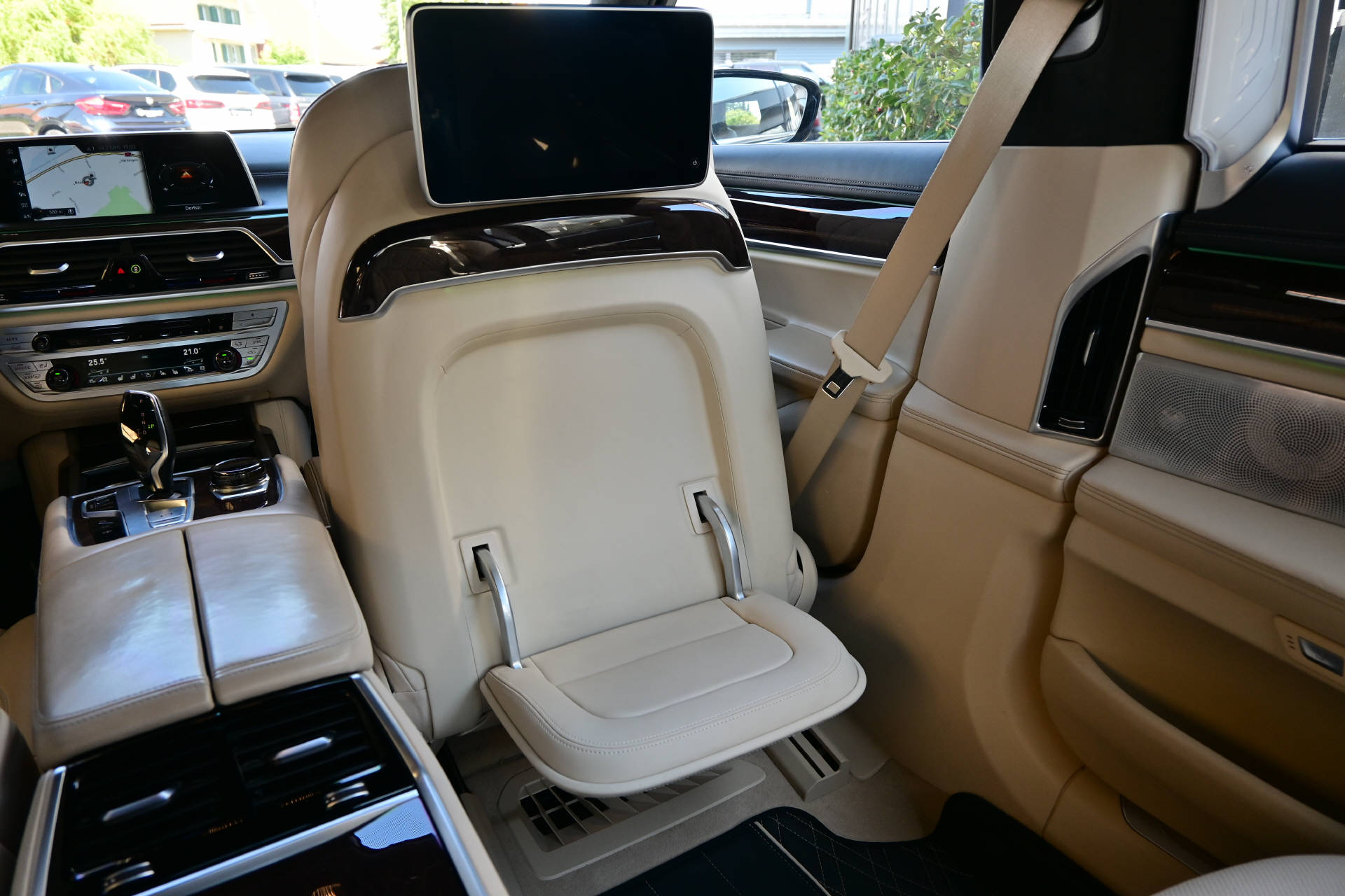 BMW 750Li xDrive *Individual*Executive Lounge-image-22