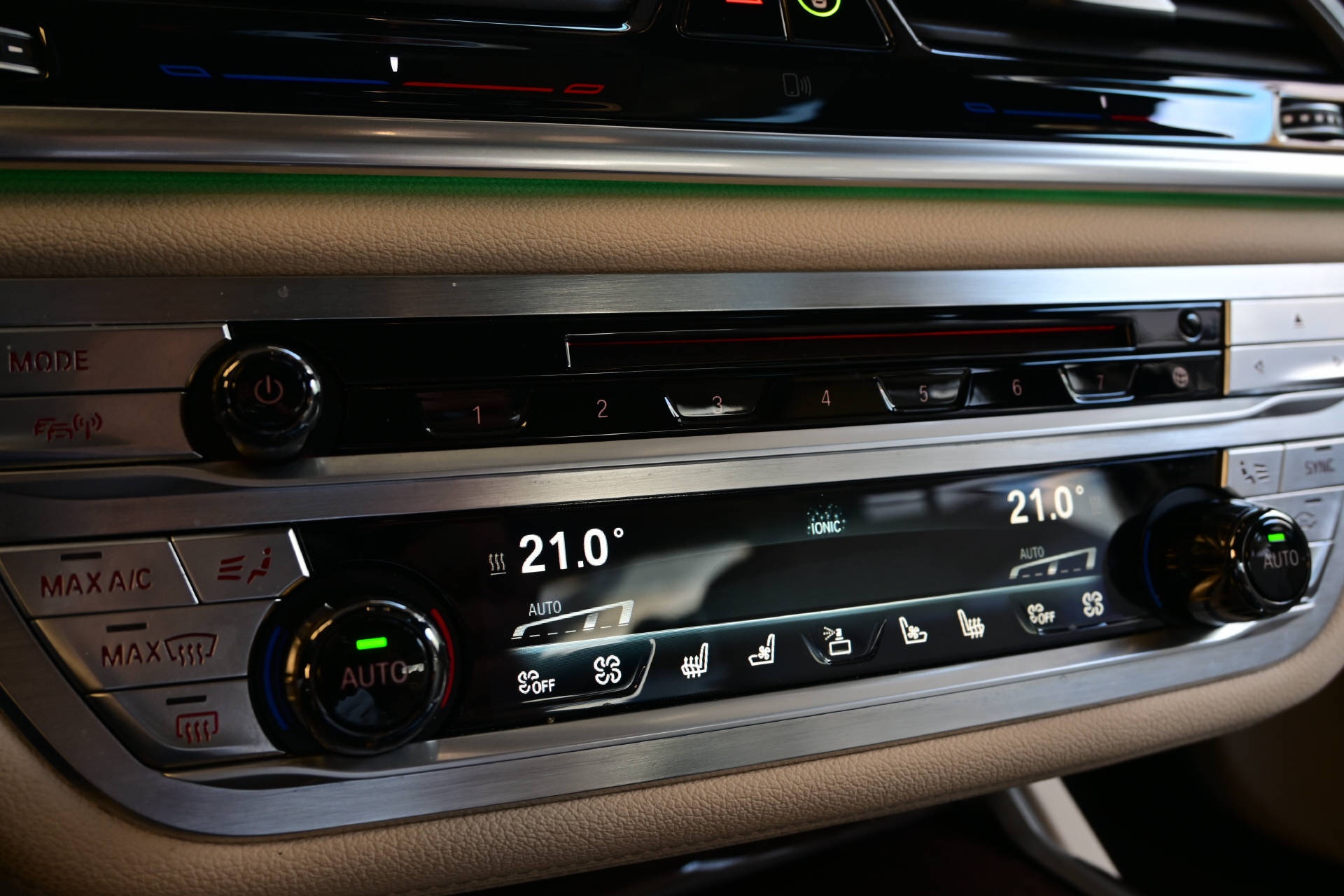 BMW 750Li xDrive *Individual*Executive Lounge-image-19