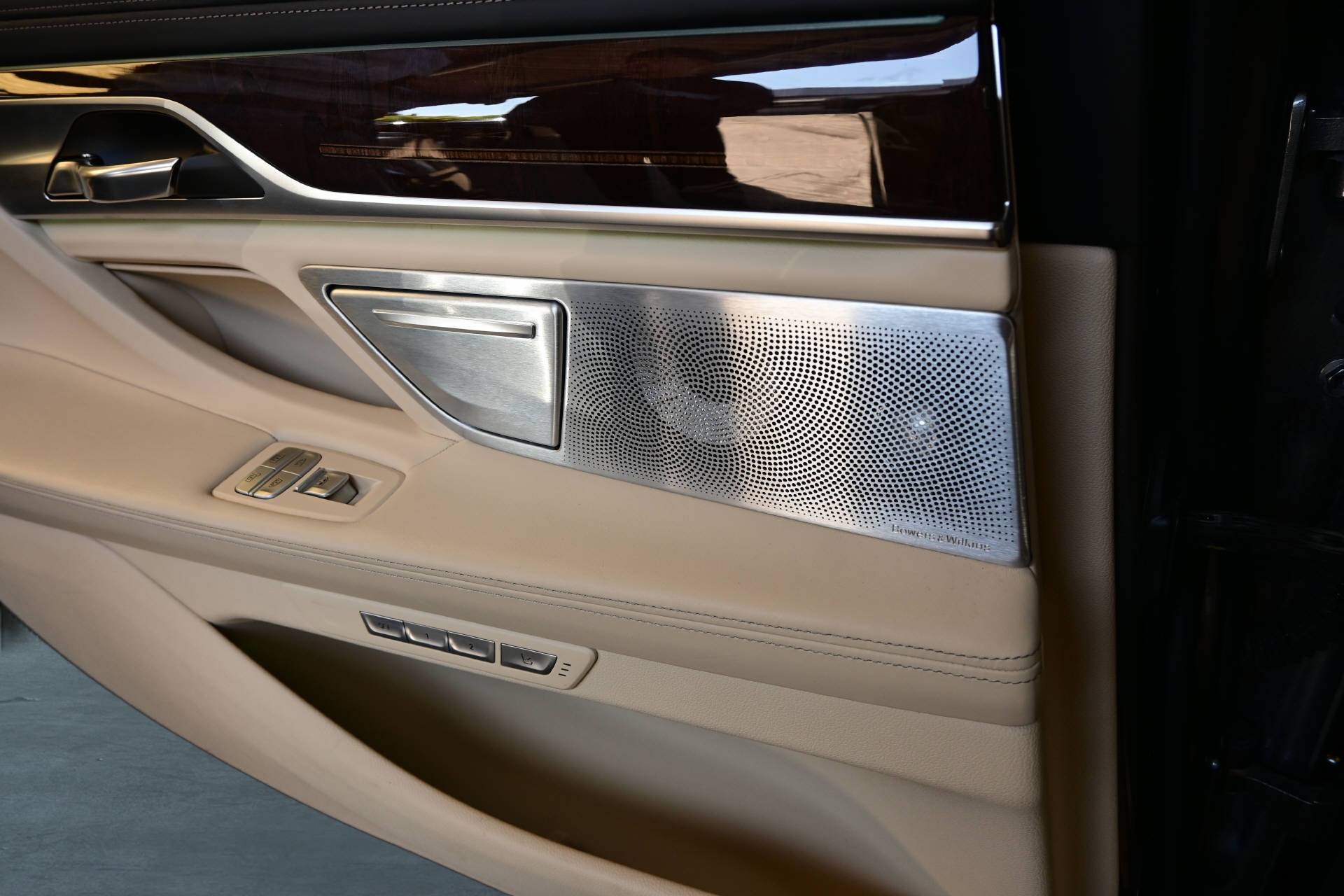 BMW 750Li xDrive *Individual*Executive Lounge-image-14