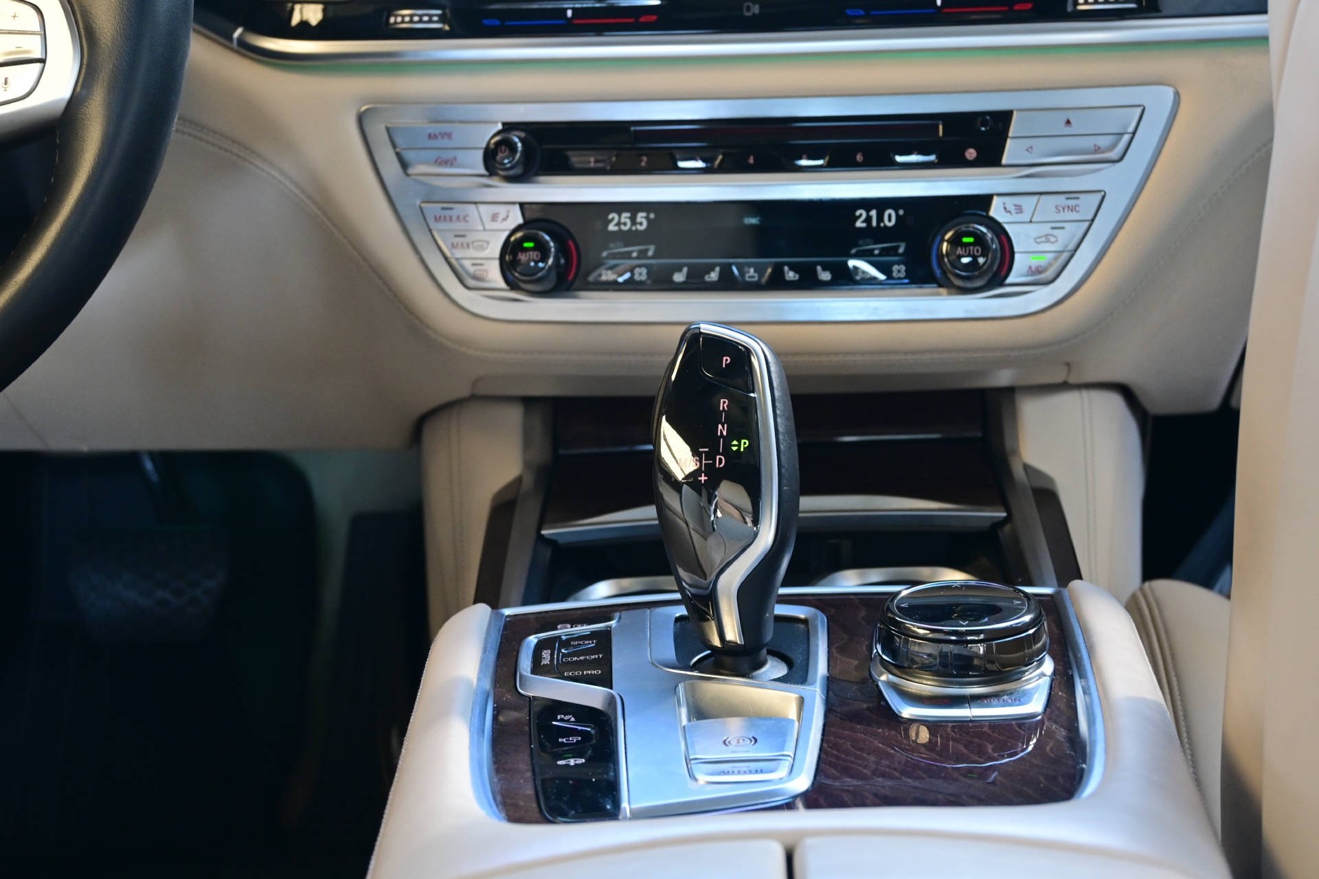 BMW 750Li xDrive *Individual*Executive Lounge-image-16