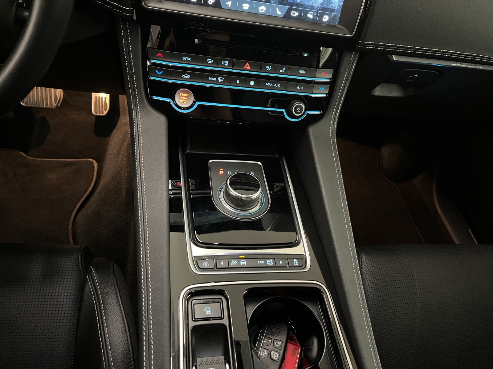 JAGUAR F-Pace 2.0 T 300 R-Sport AWD-image-12