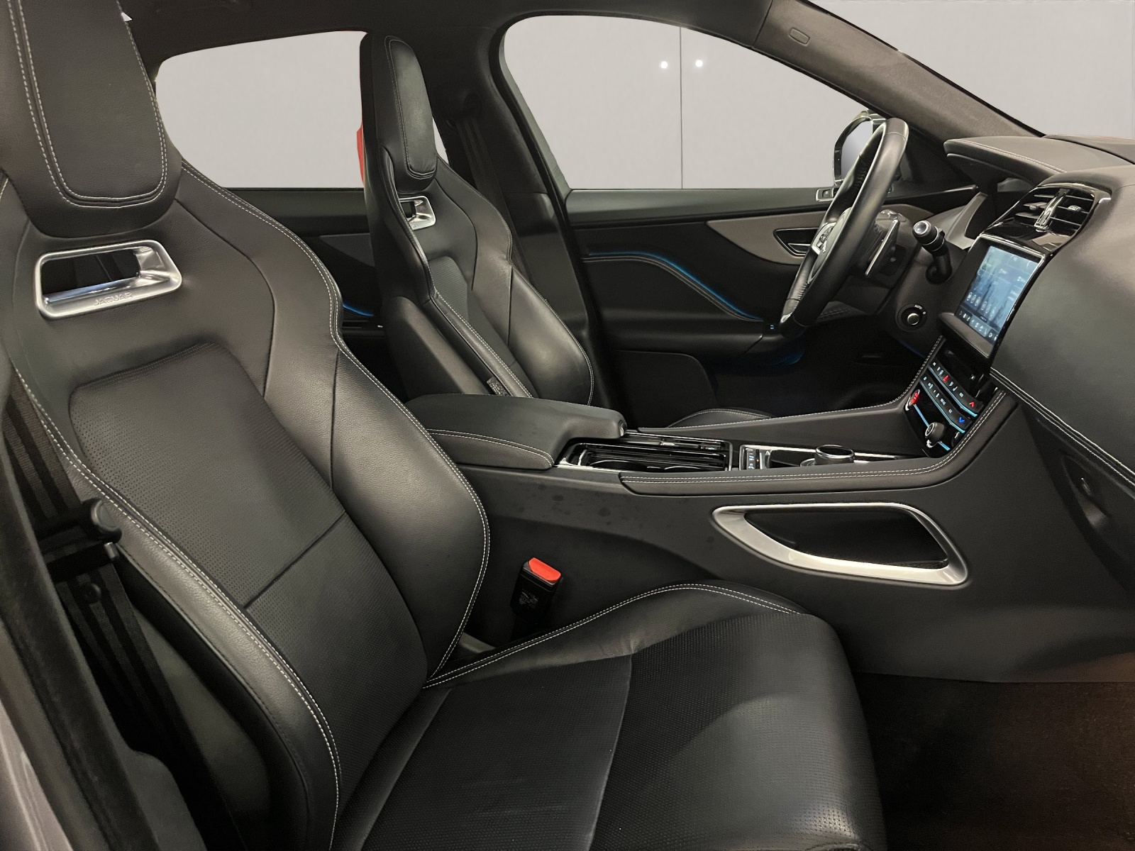 JAGUAR F-Pace 2.0 T 300 R-Sport AWD-image-13