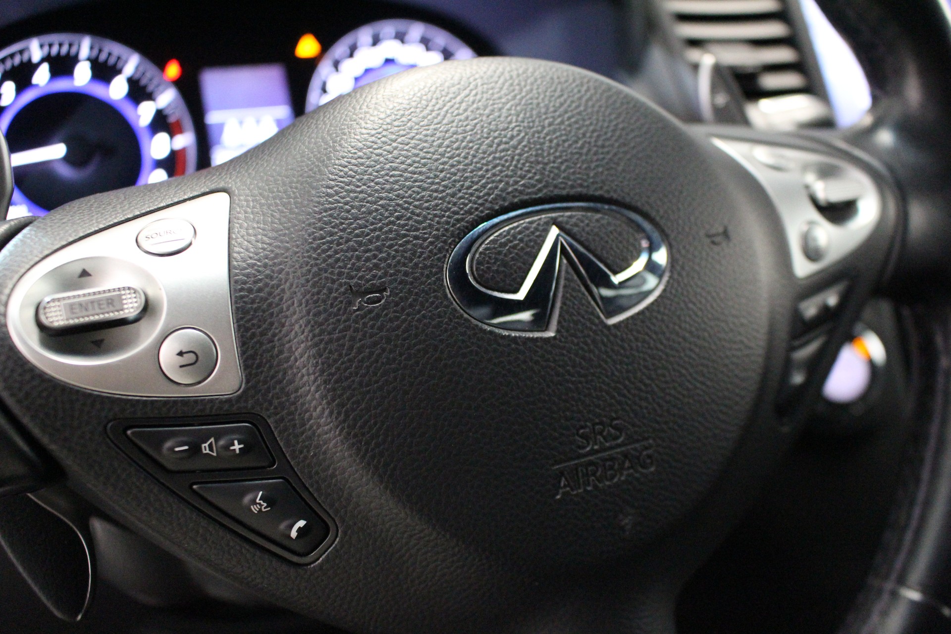 INFINITI QX70 3.7 GT Premium AWD-image-13