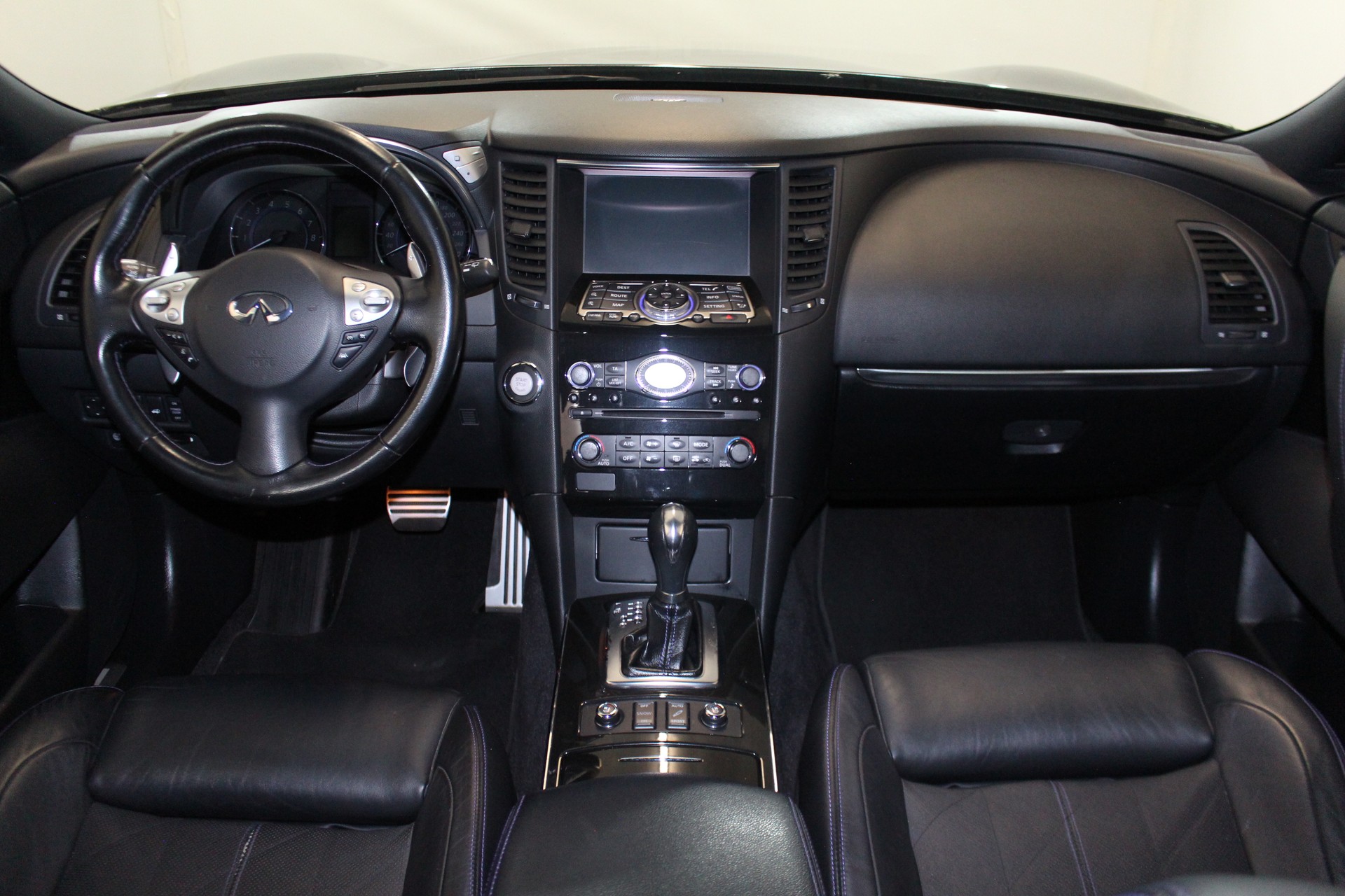 INFINITI QX70 3.7 GT Premium AWD-image-12