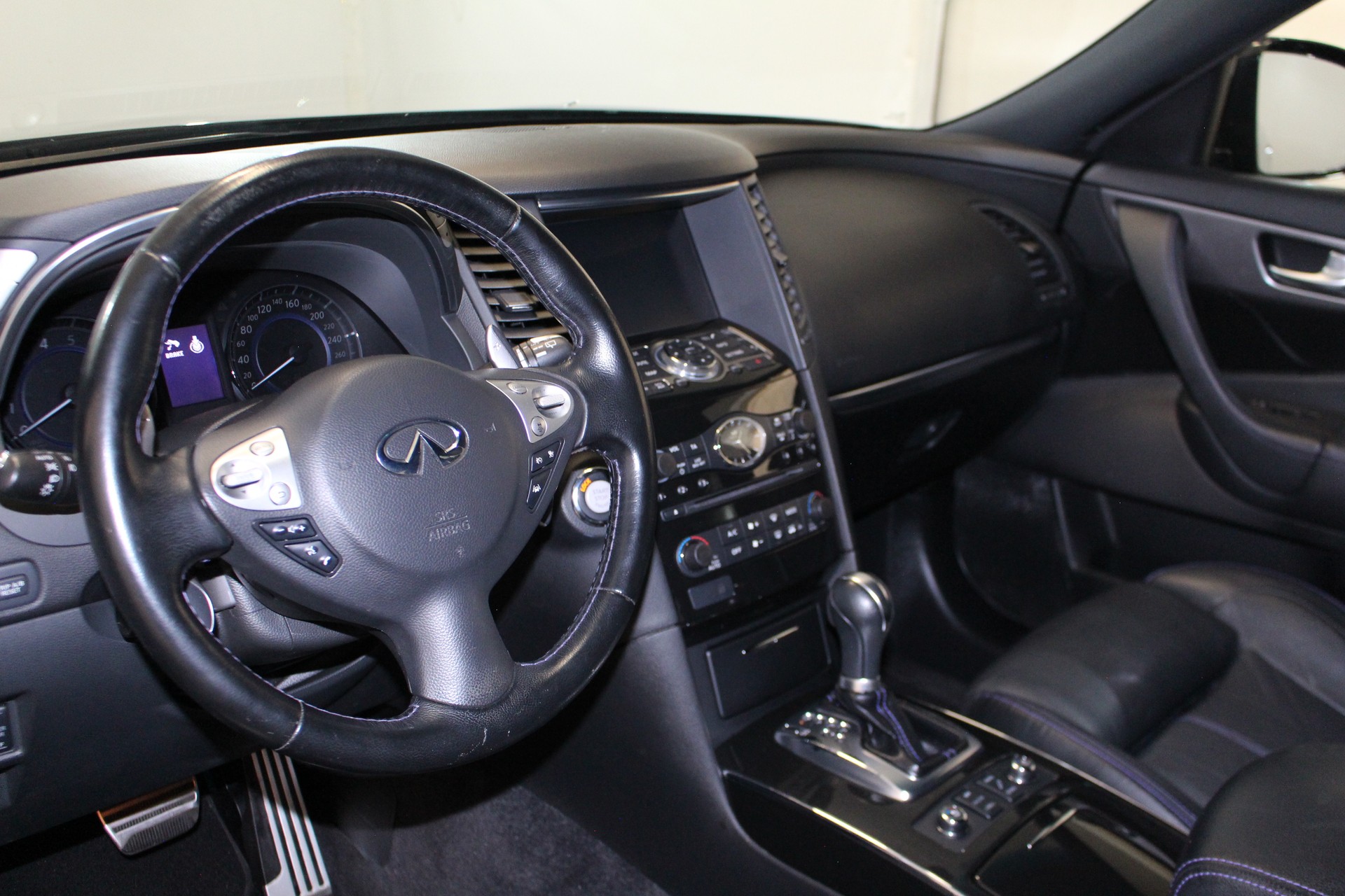 INFINITI QX70 3.7 GT Premium AWD-image-11