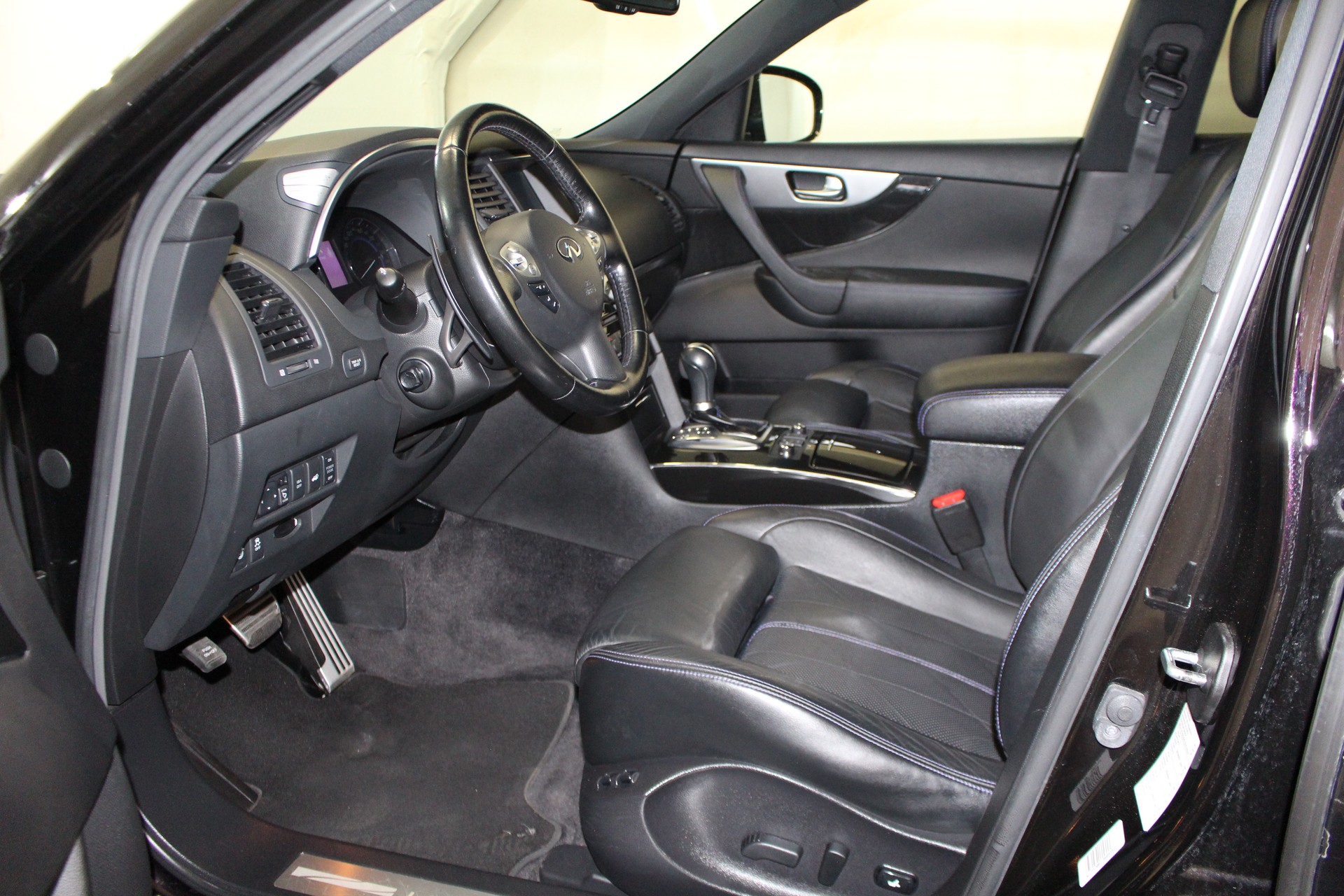 INFINITI QX70 3.7 GT Premium AWD-image-6