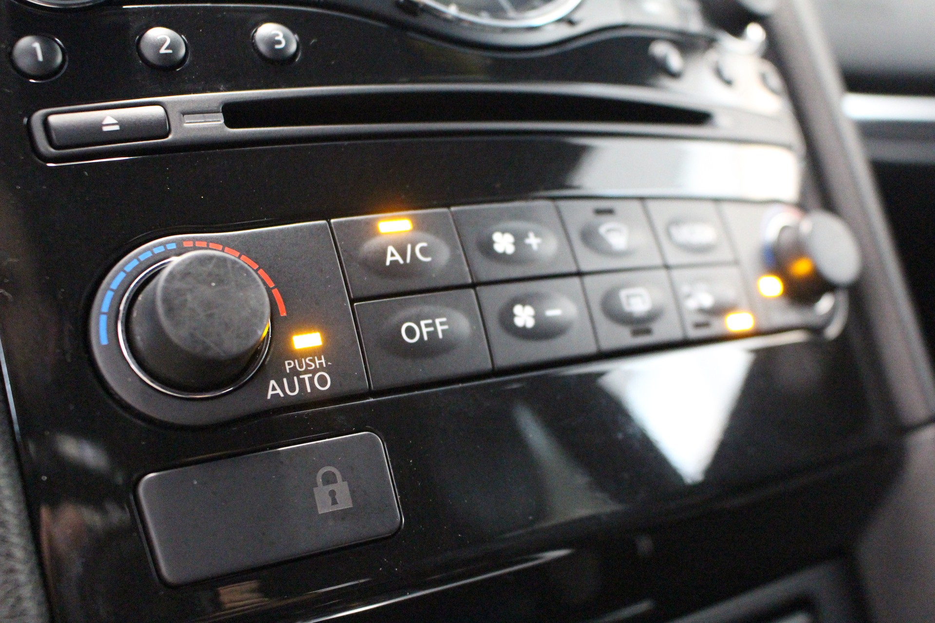 INFINITI QX70 3.7 GT Premium AWD-image-17