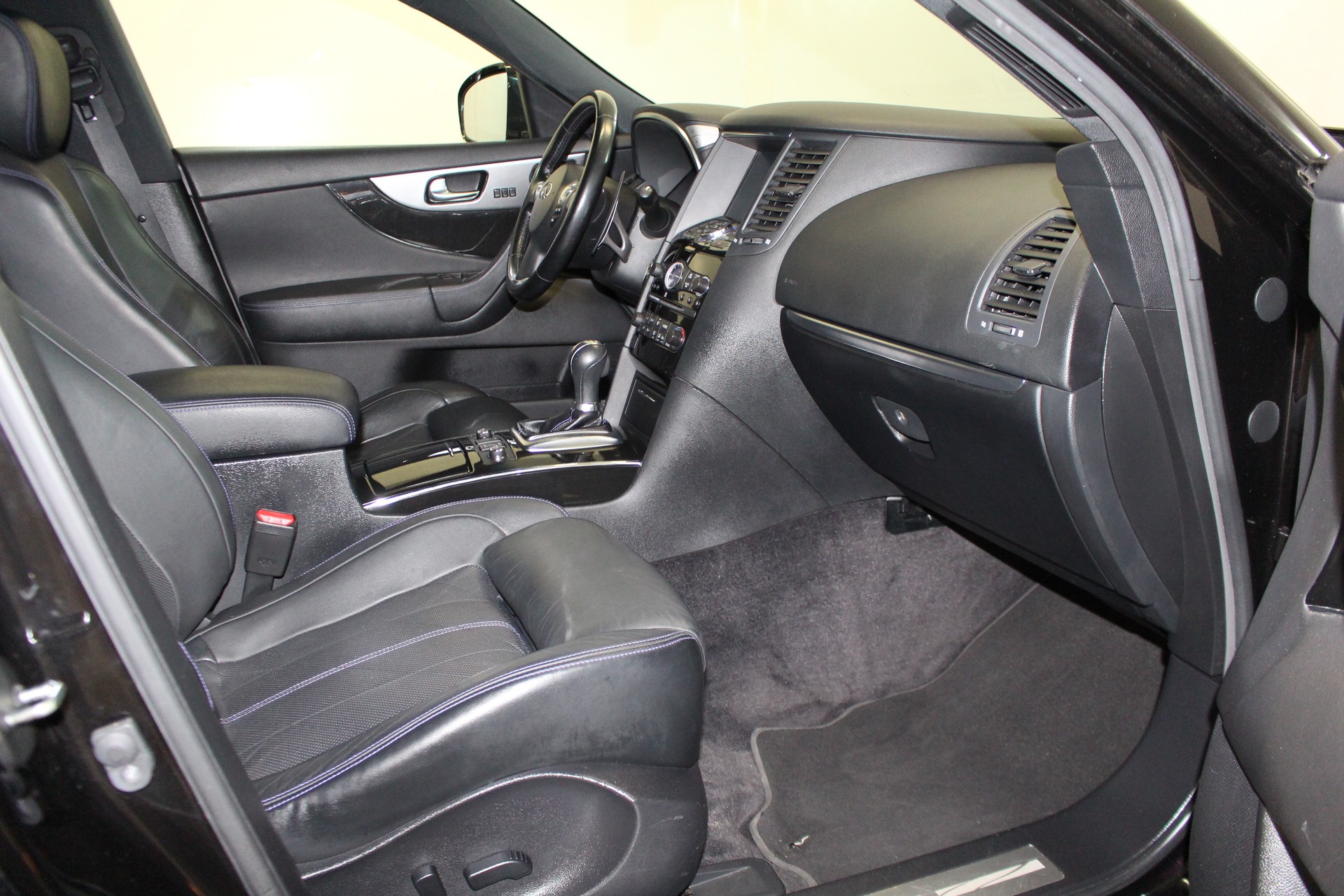 INFINITI QX70 3.7 GT Premium AWD-image-10