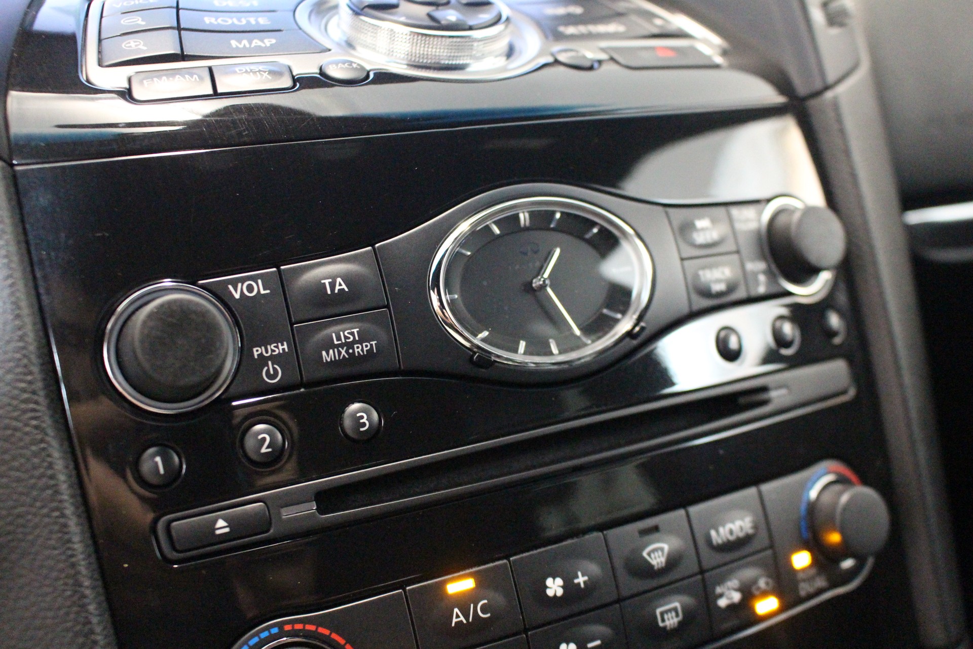 INFINITI QX70 3.7 GT Premium AWD-image-16