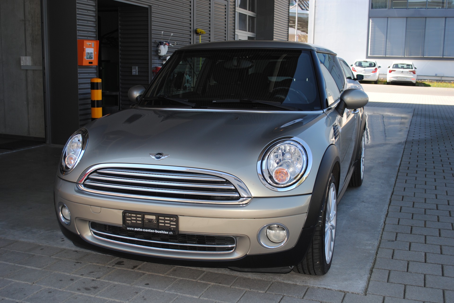 MINI Cooper-showroom-element-3