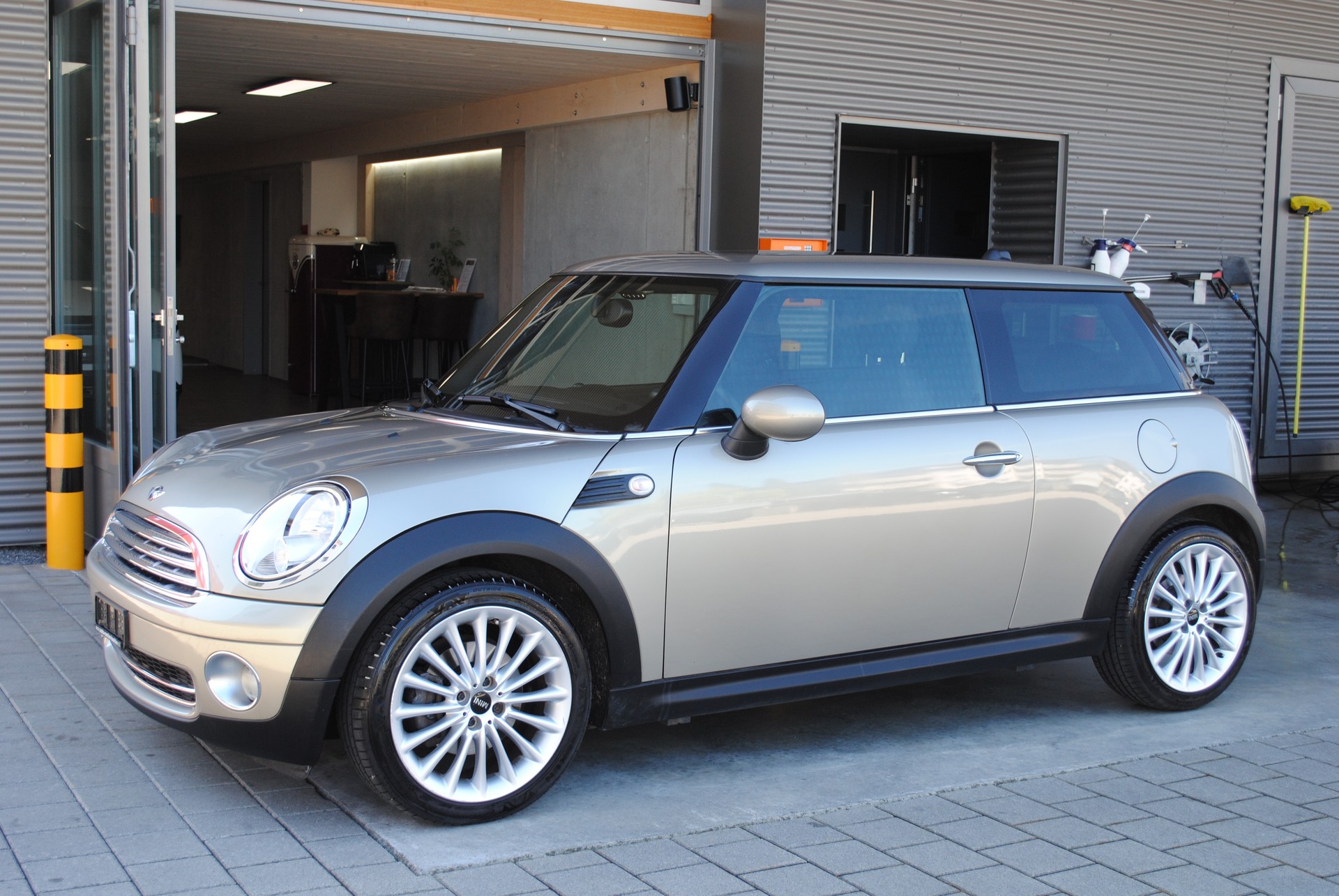 MINI Cooper-showroom-element-1