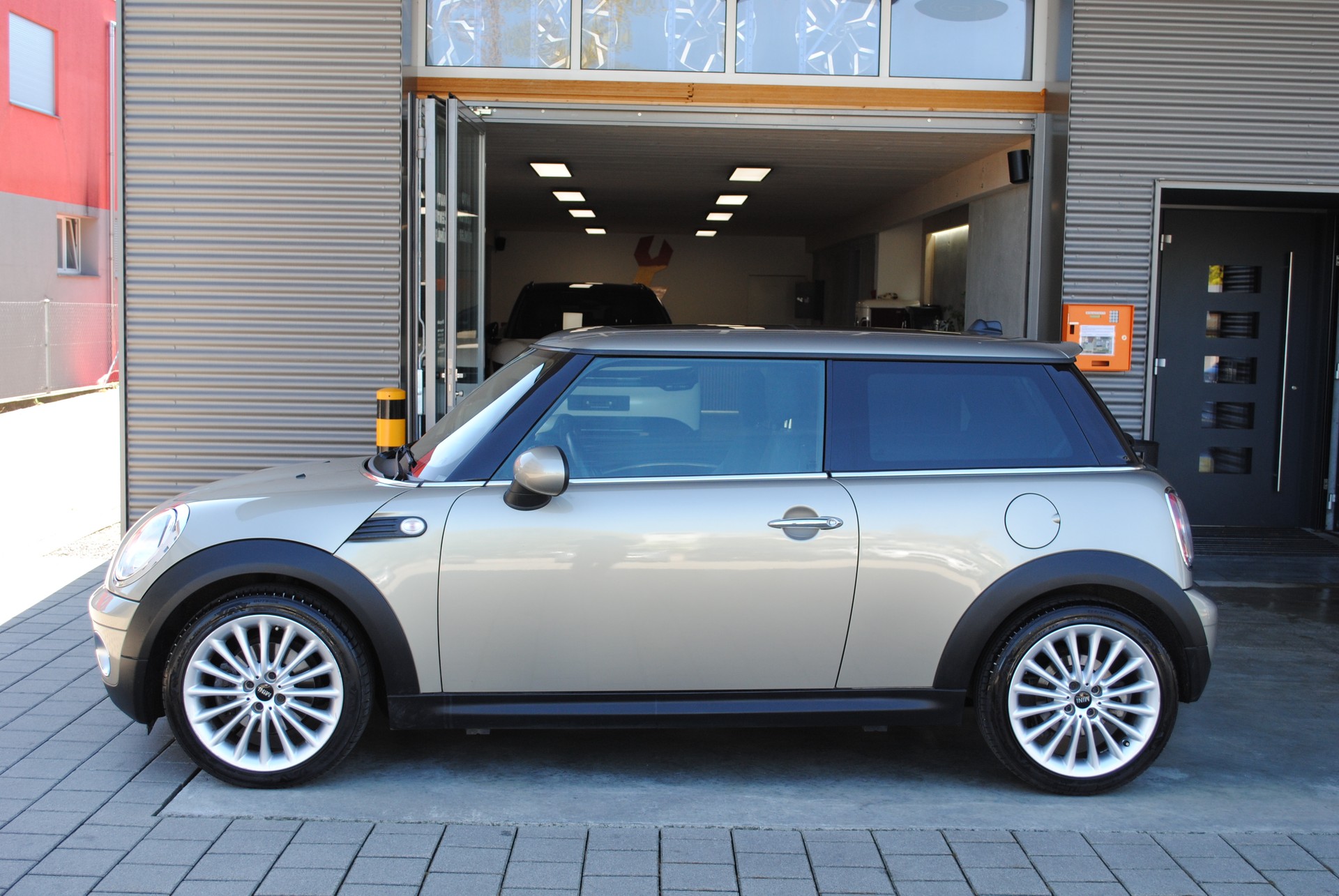 MINI Cooper-showroom-element-2