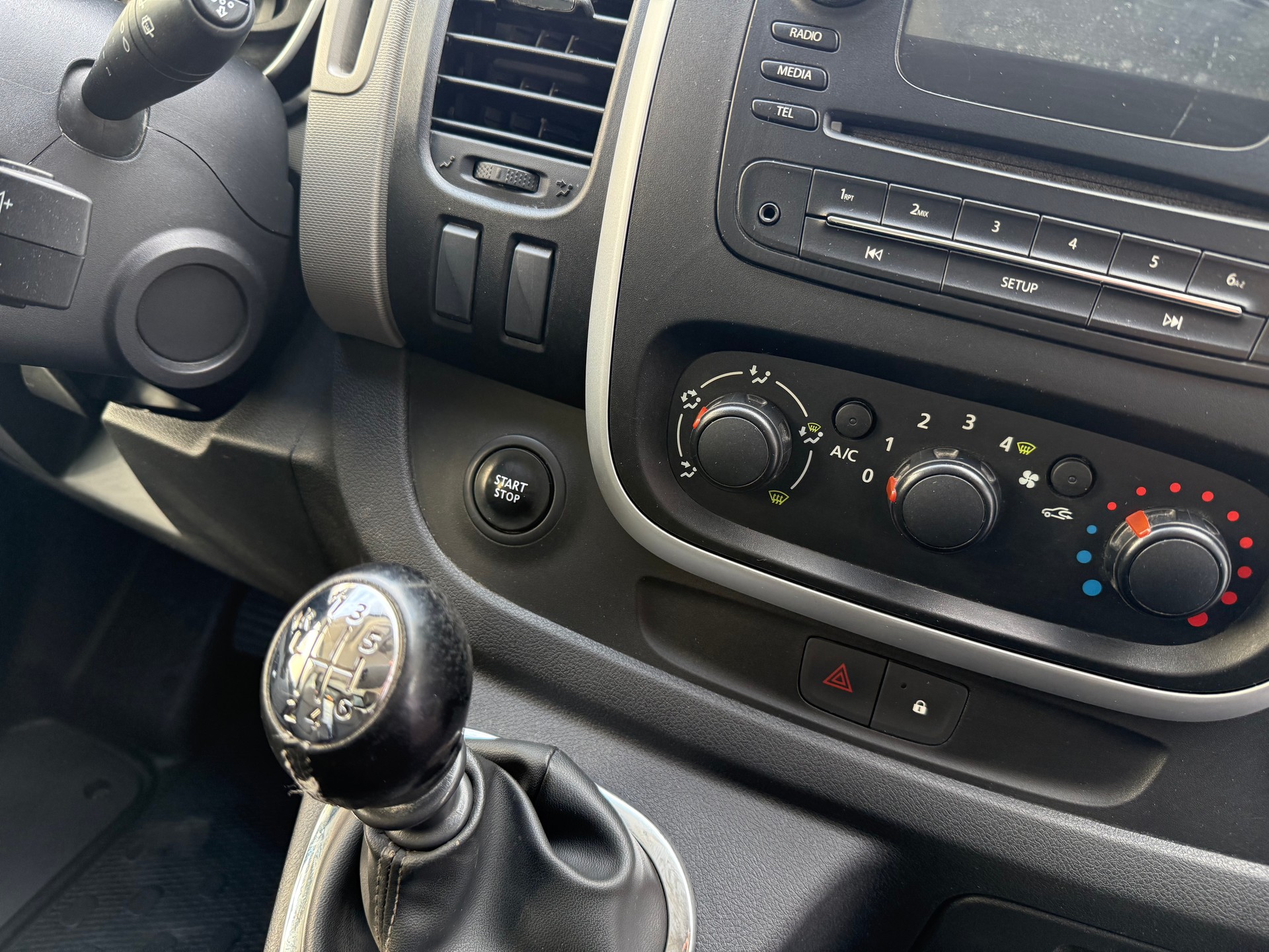 NISSAN NV300 dCi 120 2.9 L2H1 Pro *Aus 1st.Erster CH Hand *Frisch ab MFK *AC *Lange Version *Ausrüstung mit Schubladen-image-12