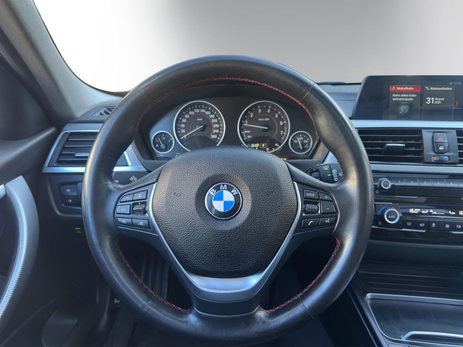 BMW 320i xDrive Touring Edition Sport Line Steptronic-image-7
