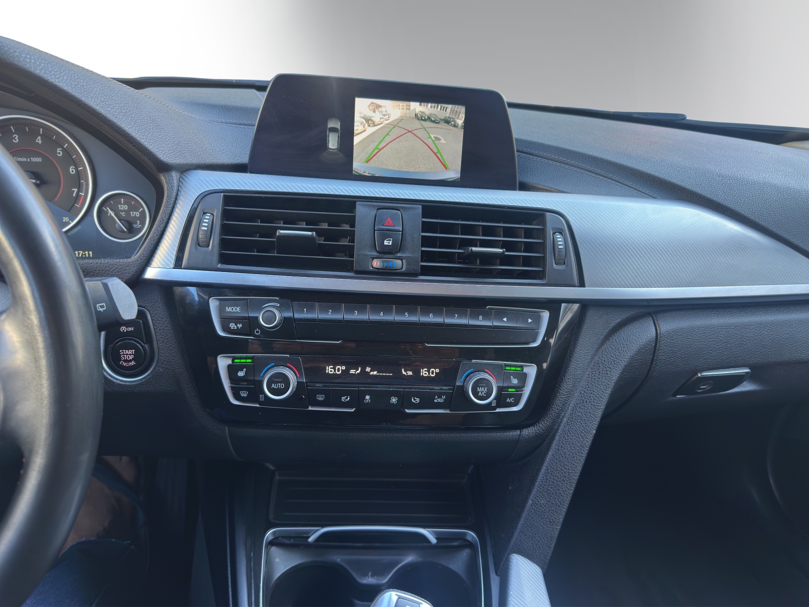 BMW 320i xDrive Touring Edition Sport Line Steptronic-image-6