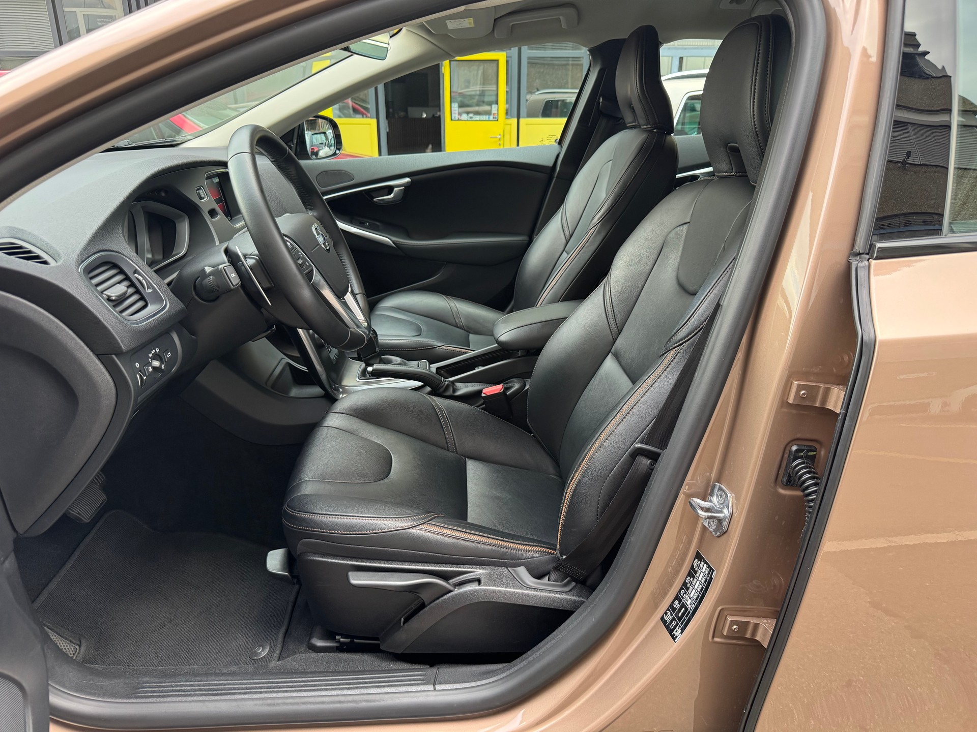 VOLVO V40 Cross Country T4 AWD Summum Geartronic-image-4