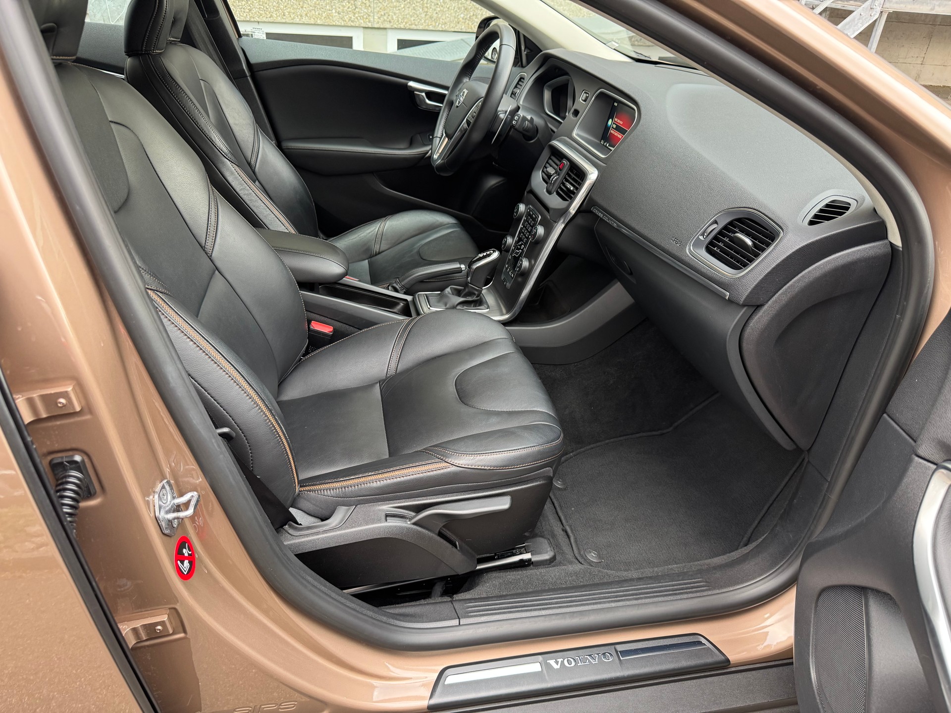 VOLVO V40 Cross Country T4 AWD Summum Geartronic-image-5
