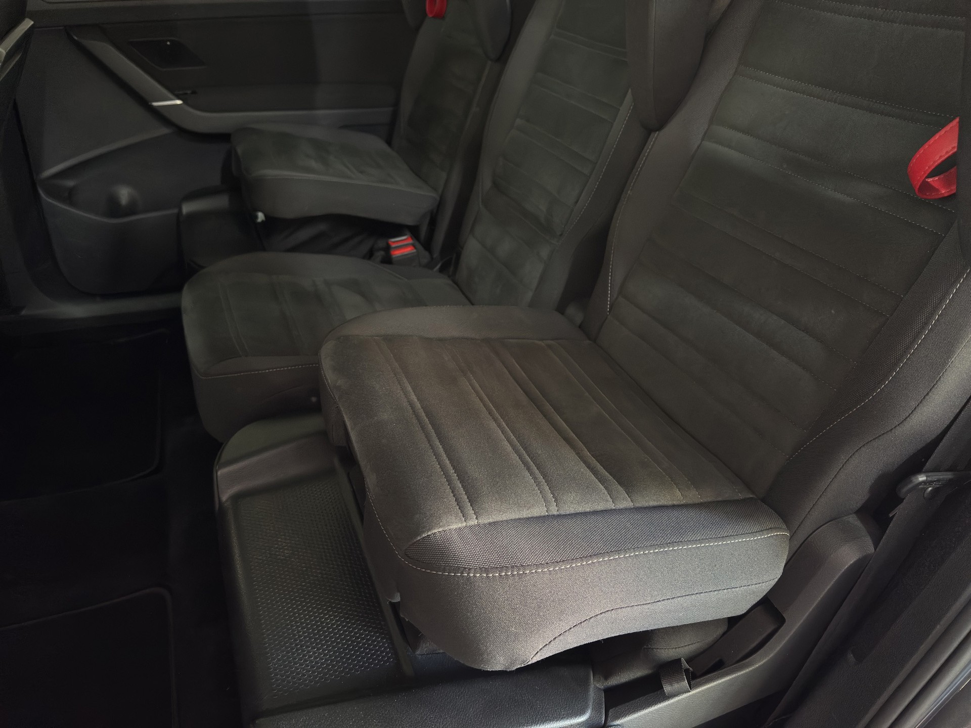 VW Touran 1.5 TSI EVO Highline 7-Pl. DSG "Kindersitze integriert-Pano-AHK"-image-11