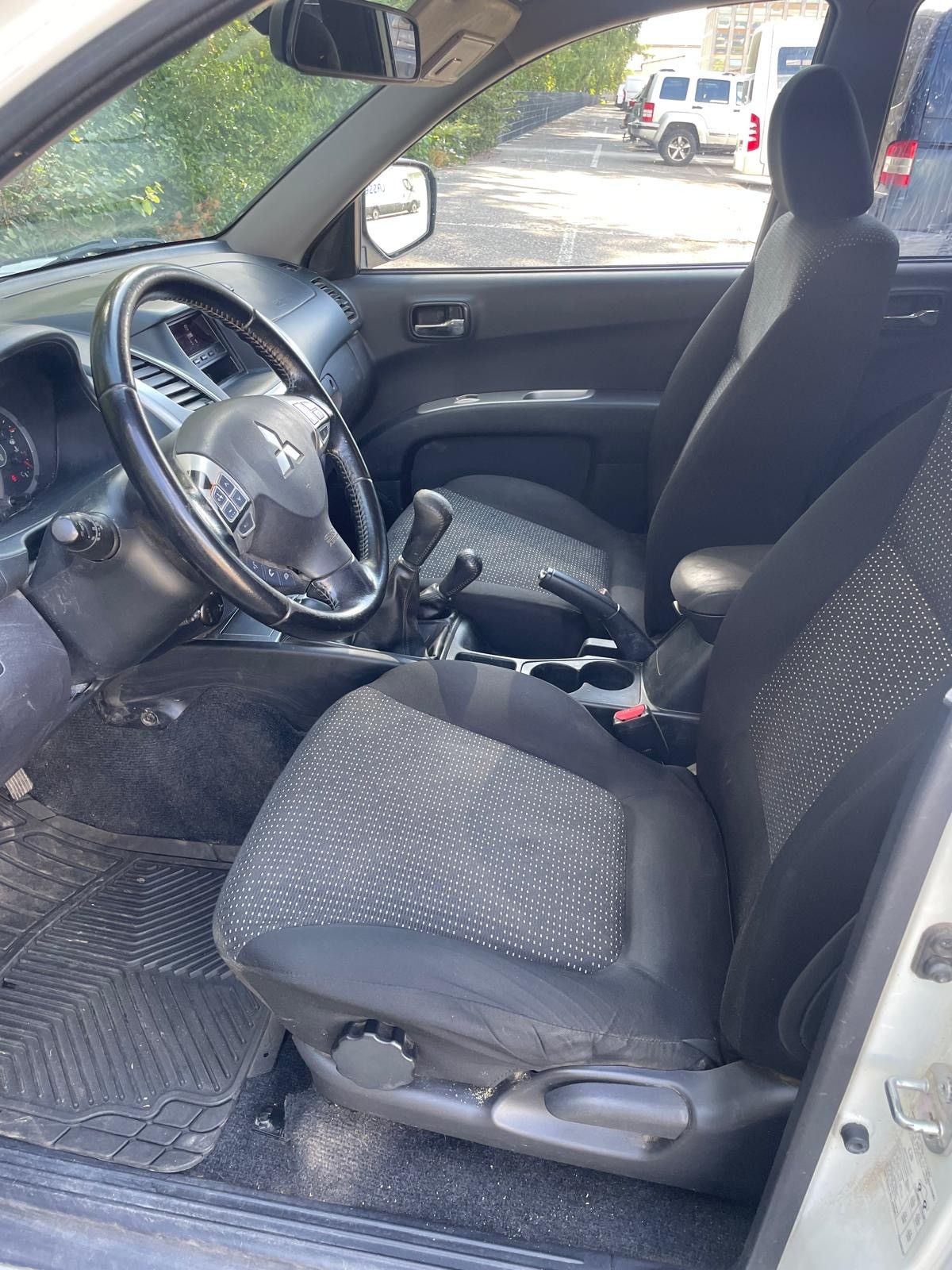 MITSUBISHI L 200 2.5 DID HP Intense Double Cab-image-9