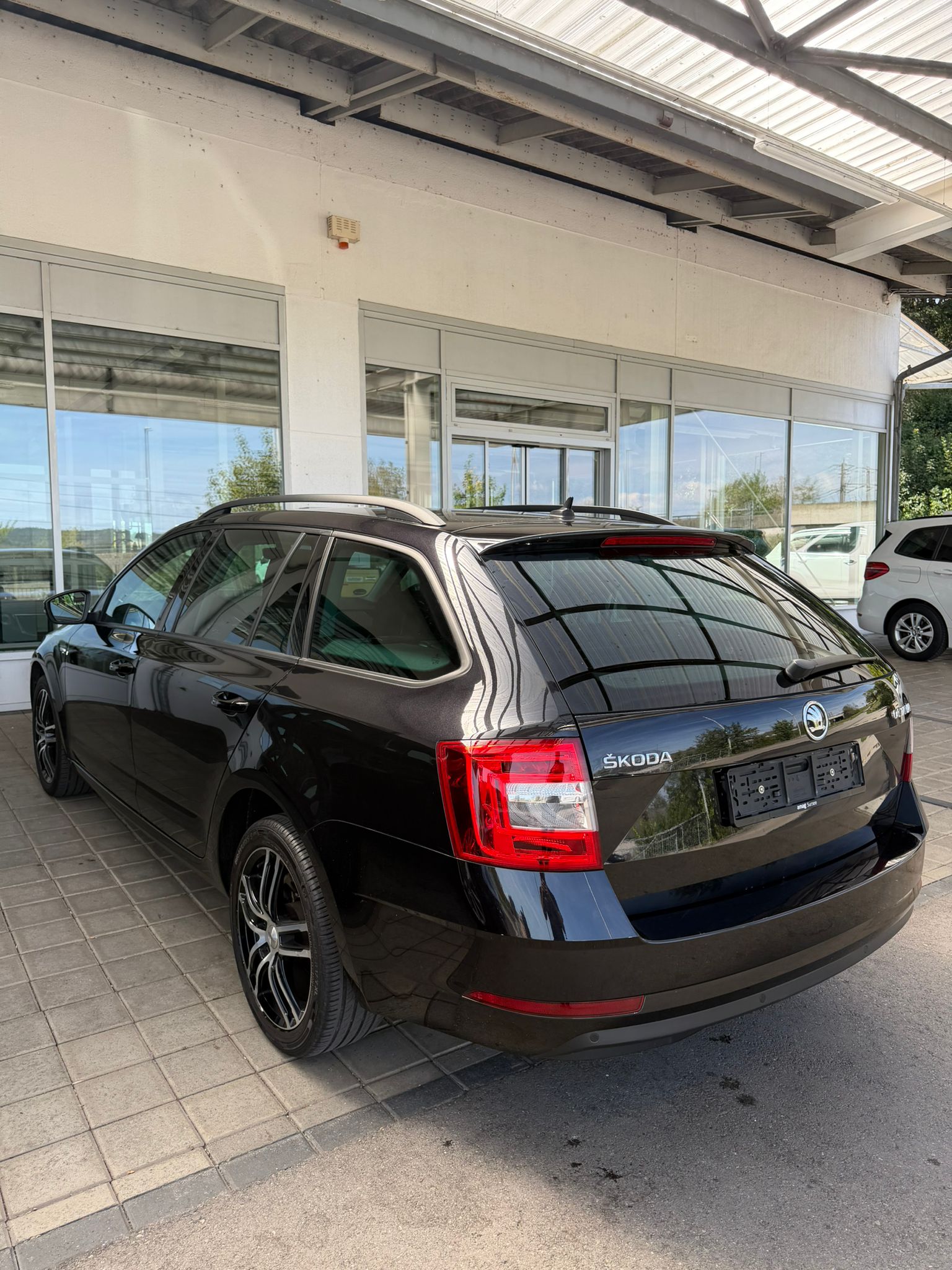 SKODA Octavia Combi 1.6 TDI Clever-image-3