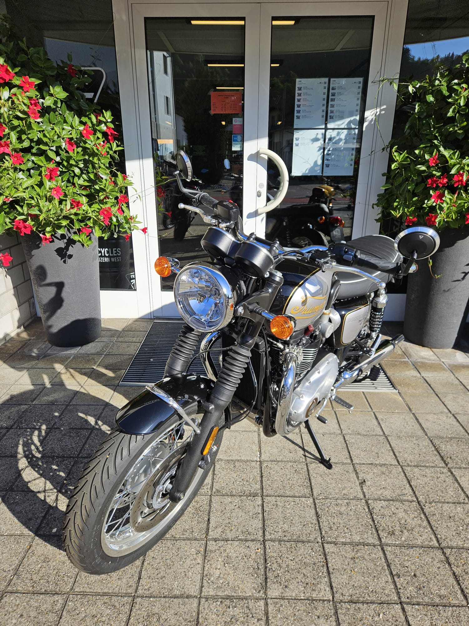 TRIUMPH Bonneville T120-showroom-element-3