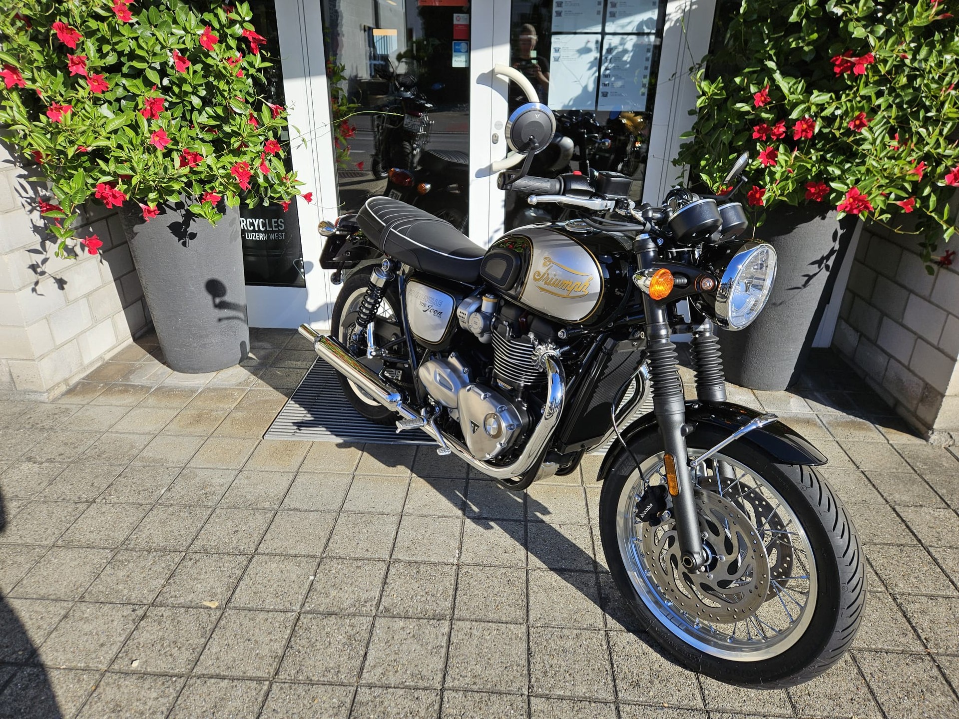 TRIUMPH Bonneville T120-showroom-element-2