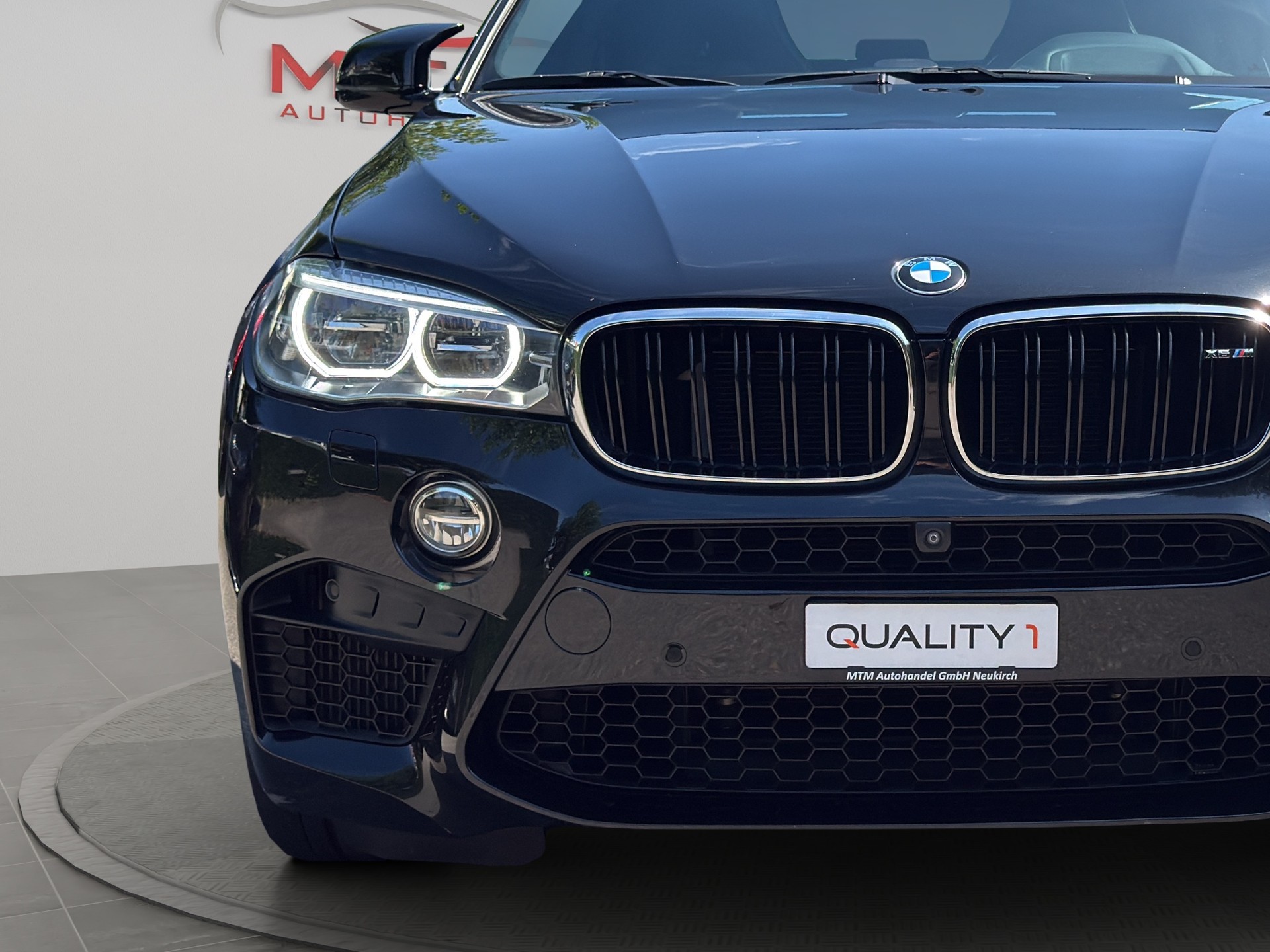 BMW X6M Steptronic-showroom-element-3