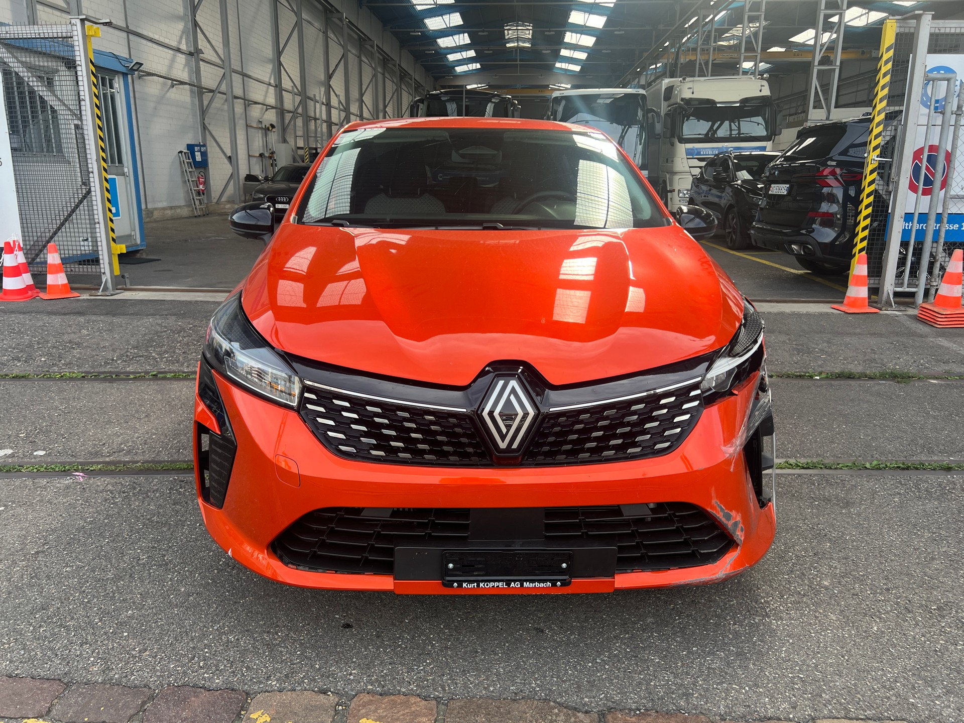 RENAULT Clio 1.0 Techno-showroom-element-1