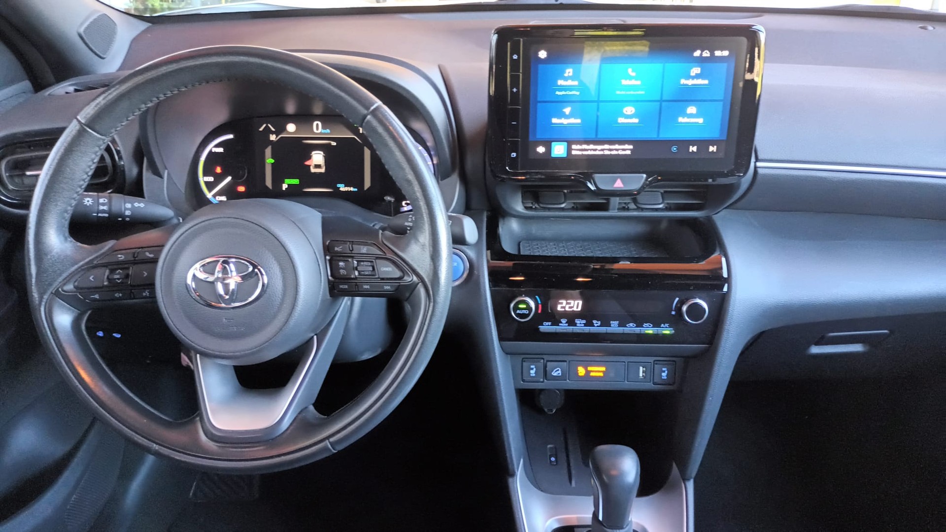 TOYOTA Yaris Cross 1.5 Team Deutschland e-CVT AWDi-image-9
